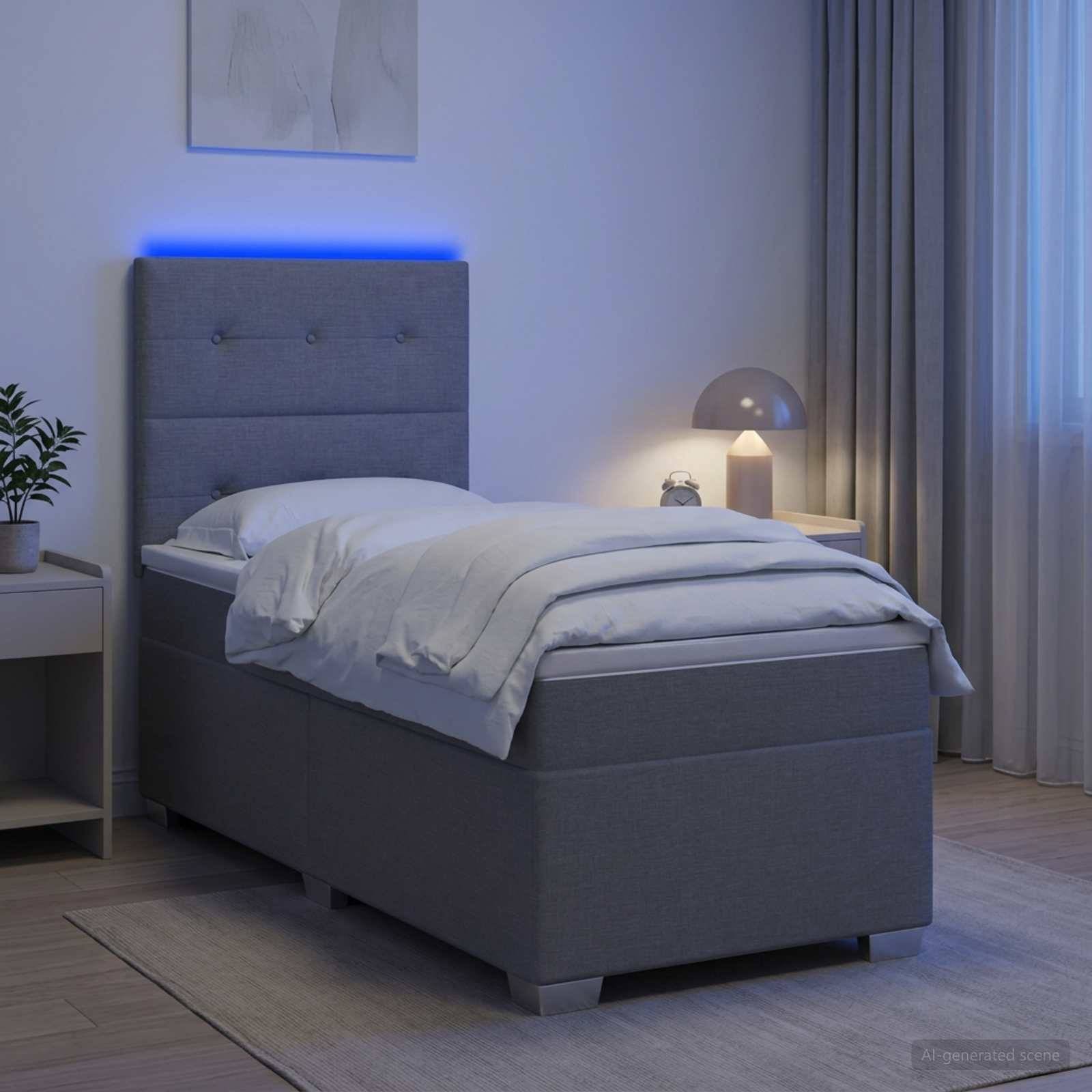 Modernes grau gepolstertes Einzelbett in einem sanft beleuchteten Schlafzimmer, mit weißer Bettwäsche, Nachttischlampe, Vorhängen und blauem LED-Kopfglanz.