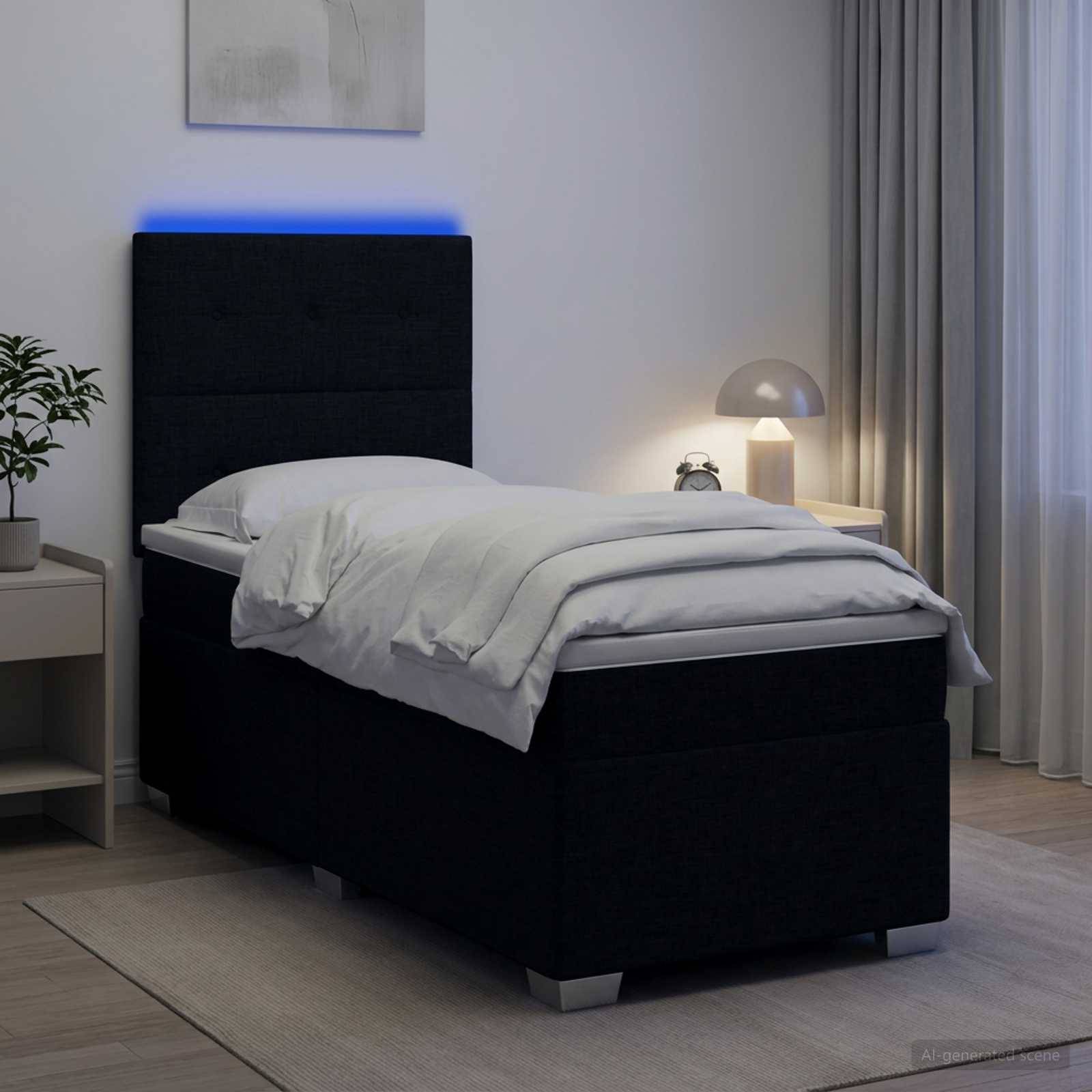 Modernes Schlafzimmer mit einem schwarzen Einzelbett, weißer Bettwäsche, blauer Kopfleuchte, Nachttischlampe, Vorhängen und einer Pflanze auf einem Beistelltisch.
