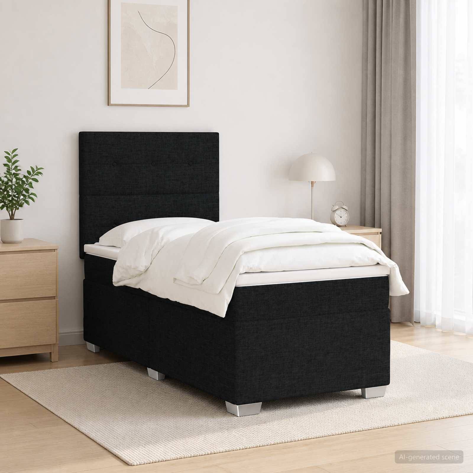 Ein ordentlich gemachtes Einzelbett mit dunklem, gepolstertem Rahmen in einem minimalistischen Schlafzimmer, mit Nachttischen, Lampe, Pflanze und transparenten Vorhängen.