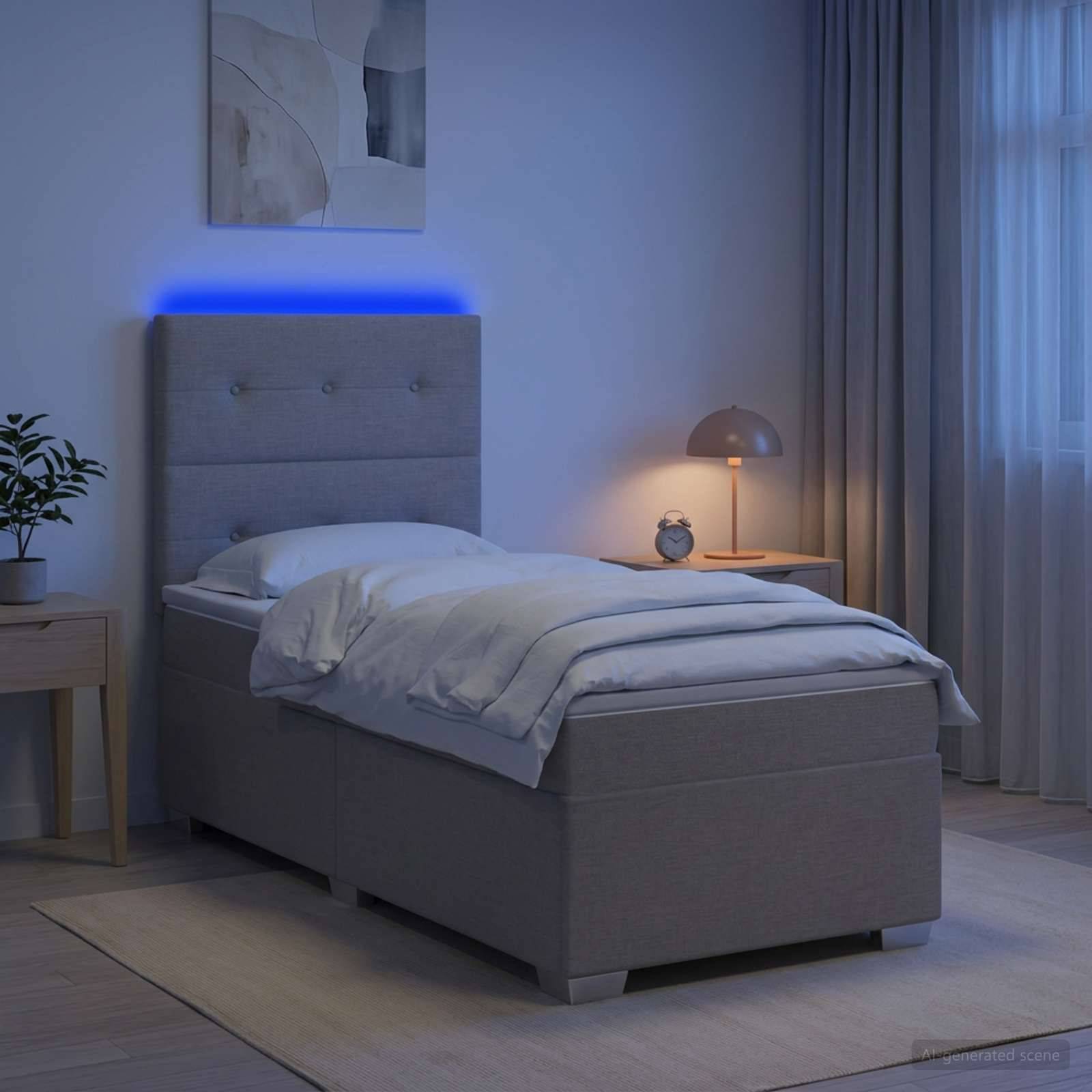 Modernes graupolstertes Einzelbett in einem sanft beleuchteten Schlafzimmer mit blauer LED-Kopfleuchte, Nachttischlampe, Uhr und Fenster mit Vorhängen.