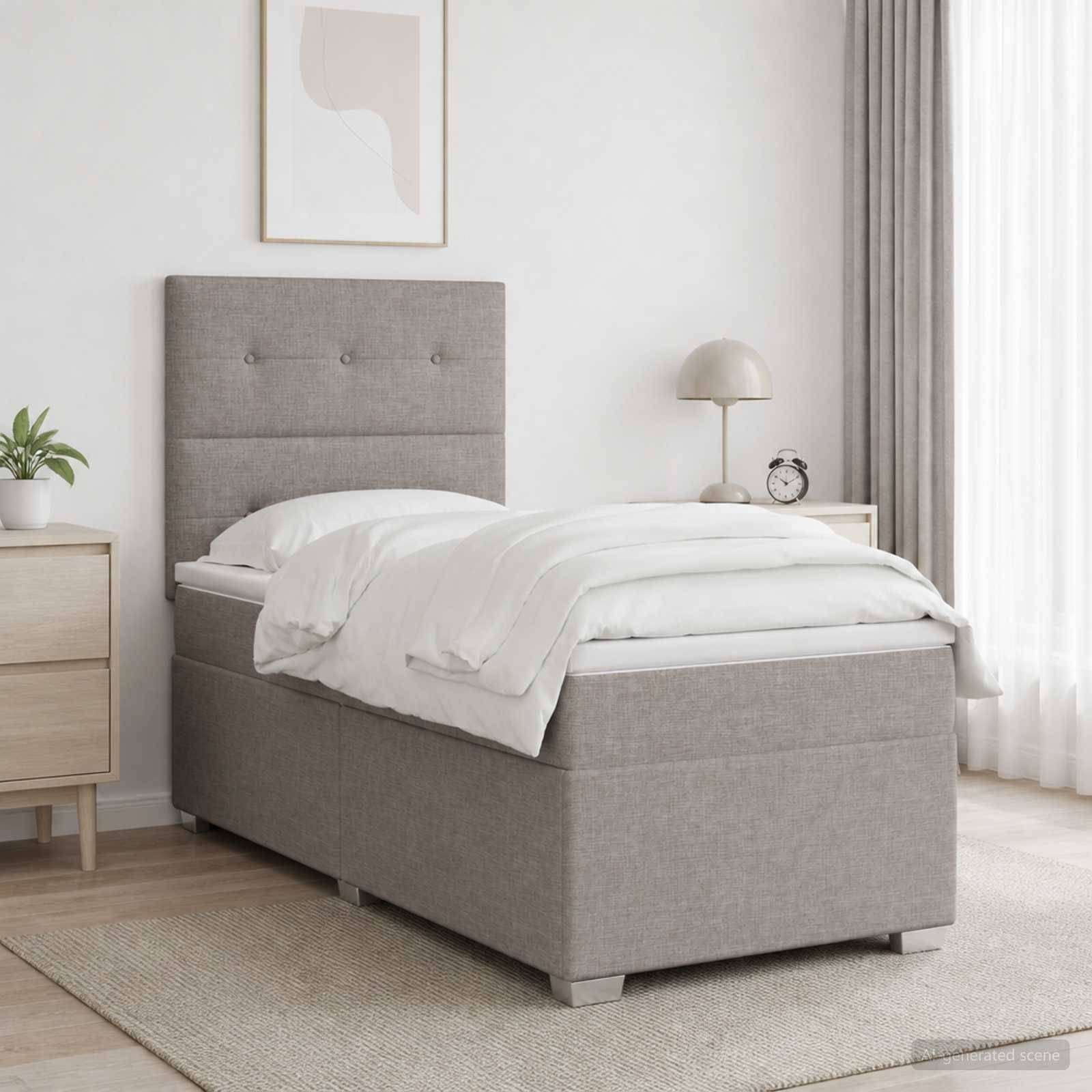 Minimales Schlafzimmer mit grauem gepolstertem Bett, weißer Bettwäsche, Nachttisch, Lampe und sanftem Naturlicht durch transparente Vorhänge.