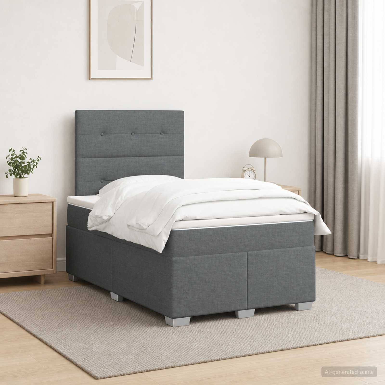 Modernes Schlafzimmer mit einem grau gepolsterten Einzelbett, weißer Bettwäsche, Nachttisch, Lampe, Pflanze, gerahmtem Wandkunstwerk und Vorhängen auf einem hellen Teppich.