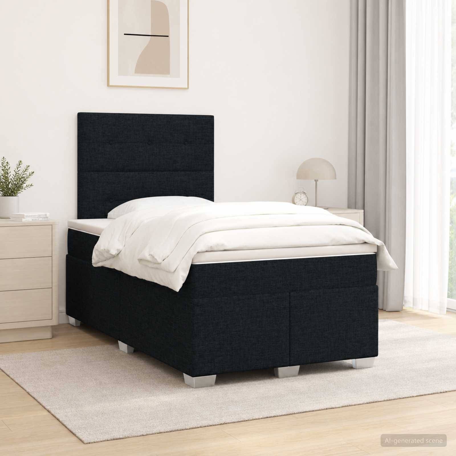 Modernes Schlafzimmer mit einem schwarz gepolsterten Bett, das mit weißer Bettwäsche bezogen ist, neben einem Nachttisch und einer Lampe in der Nähe eines hellen Fensters.