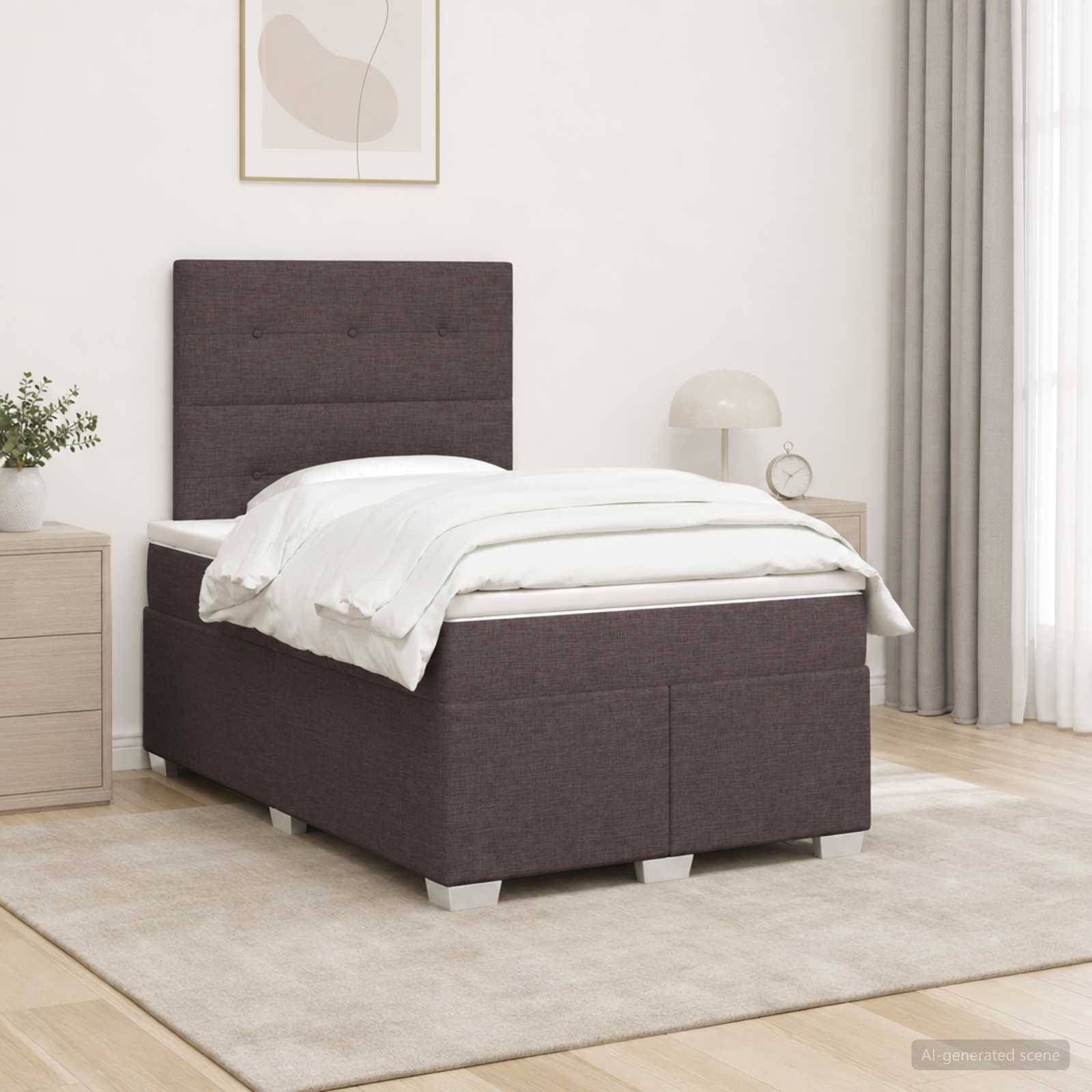 Dunkles gepolstertes Bett mit weißer Bettwäsche in einem minimalistischen Schlafzimmer neben einem Nachttisch, einer Lampe und Vorhängen.