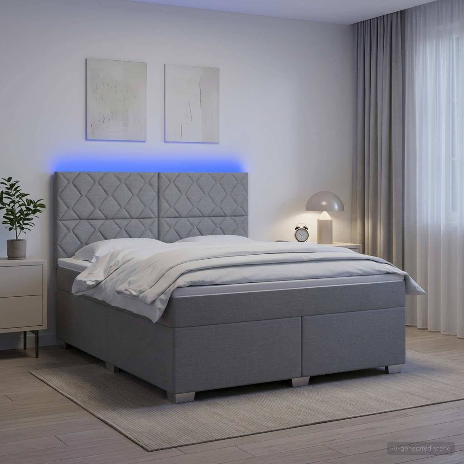 Modernes graues gepolstertes Bett mit blauer LED-Kopfleuchtenbeleuchtung, weißer Bettwäsche, Nachttisch, Lampe und Vorhängen in einem minimalistischen Schlafzimmer.