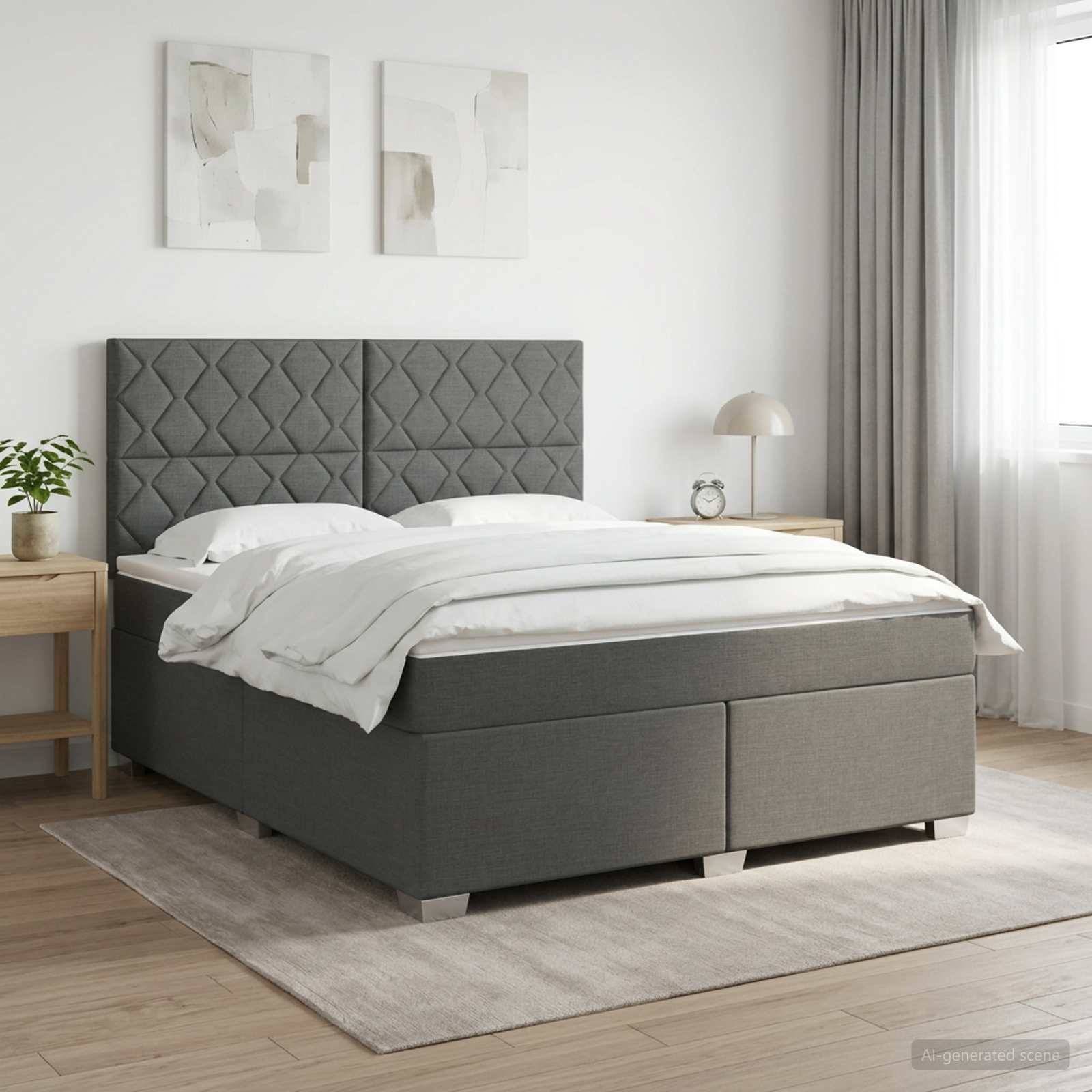 Modernes grau gepolstertes Bett mit gestepptem Kopfteil in einem hellen minimalistischen Schlafzimmer, flankiert von Nachttischen und Vorhängen.