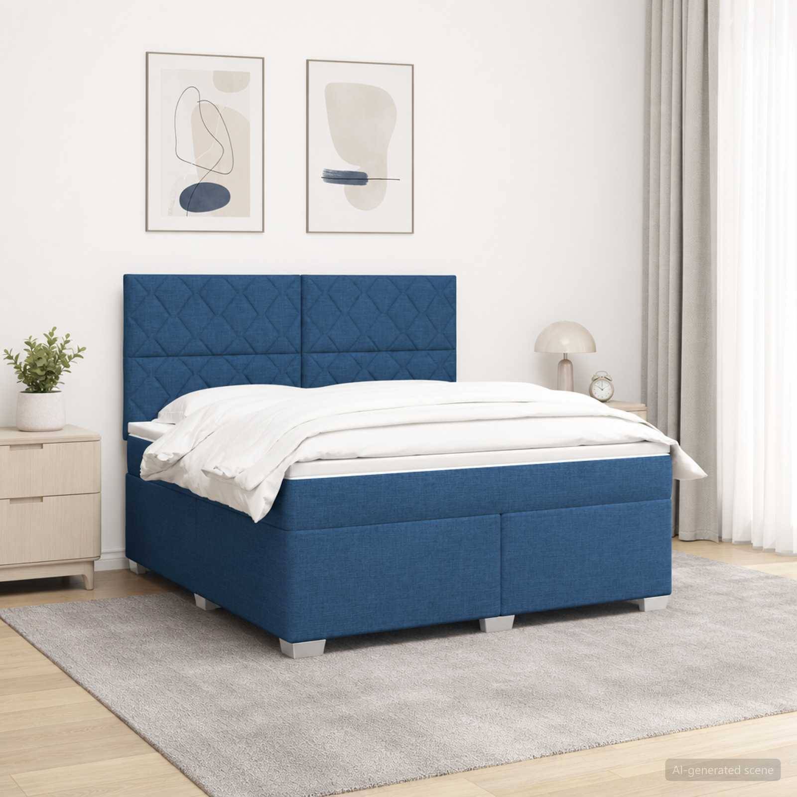 Blaues Polsterdoppelbett mit gestepptem Kopfteil in einem hellen Schlafzimmer, gezeigt mit weißer Bettwäsche, Nachttisch, Lampe und Wandkunst.
