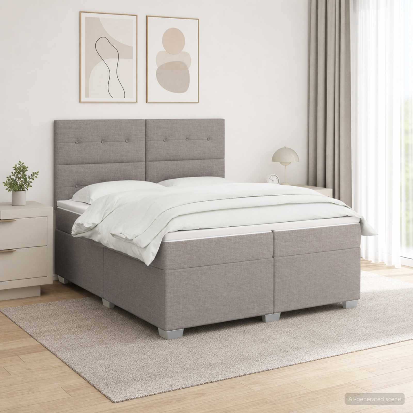 Modernes grau gepolstertes Bett mit weißer Bettwäsche in einem hellen minimalistischen Schlafzimmer mit gerahmten Wandbildern, Nachttisch und Bodenteppich.