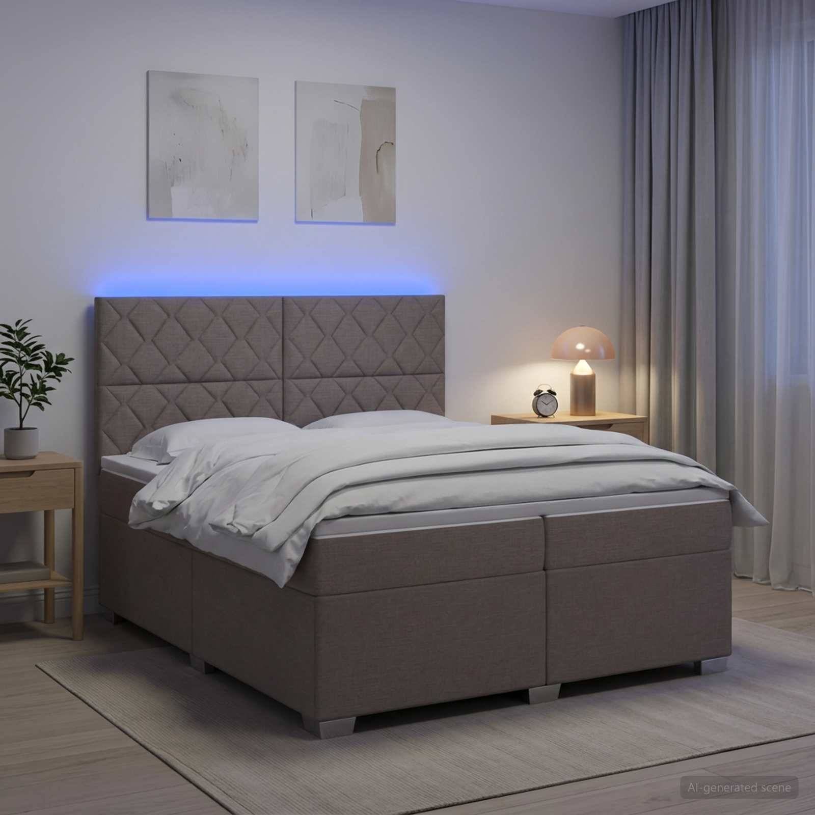 Modernes Schlafzimmer mit grauem gepolstertem Bett, blauem LED-Kopfteillicht, Nachttischen, Lampe, Pflanze und transparenten Vorhängen.