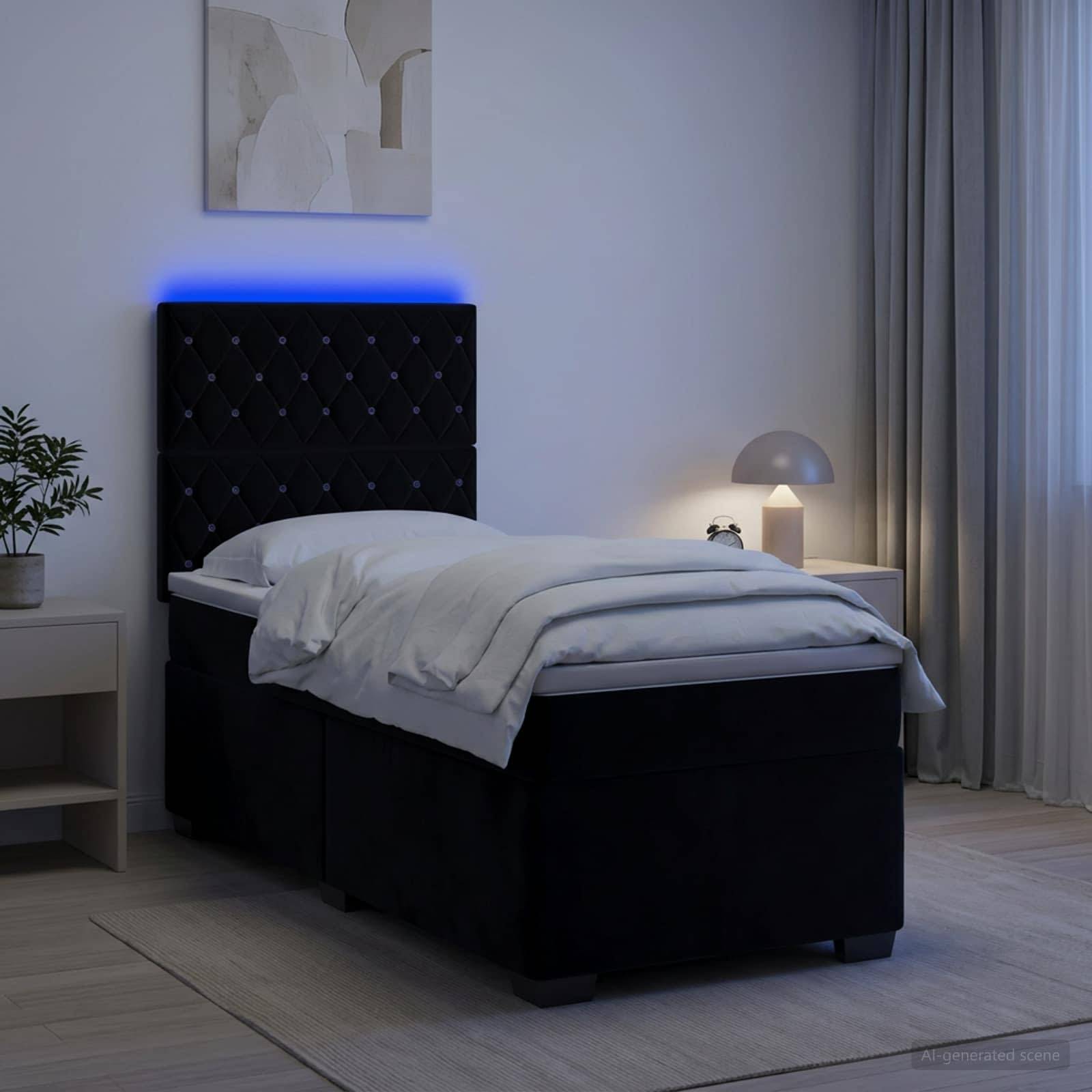 Ein ordentlich gemachtes Einzelbett mit schwarzem gestepptem Kopfteil, das durch blaue LED-Leuchten beleuchtet wird, neben einer kleinen Lampe und Vorhängen in einem modernen Schlafzimmer.