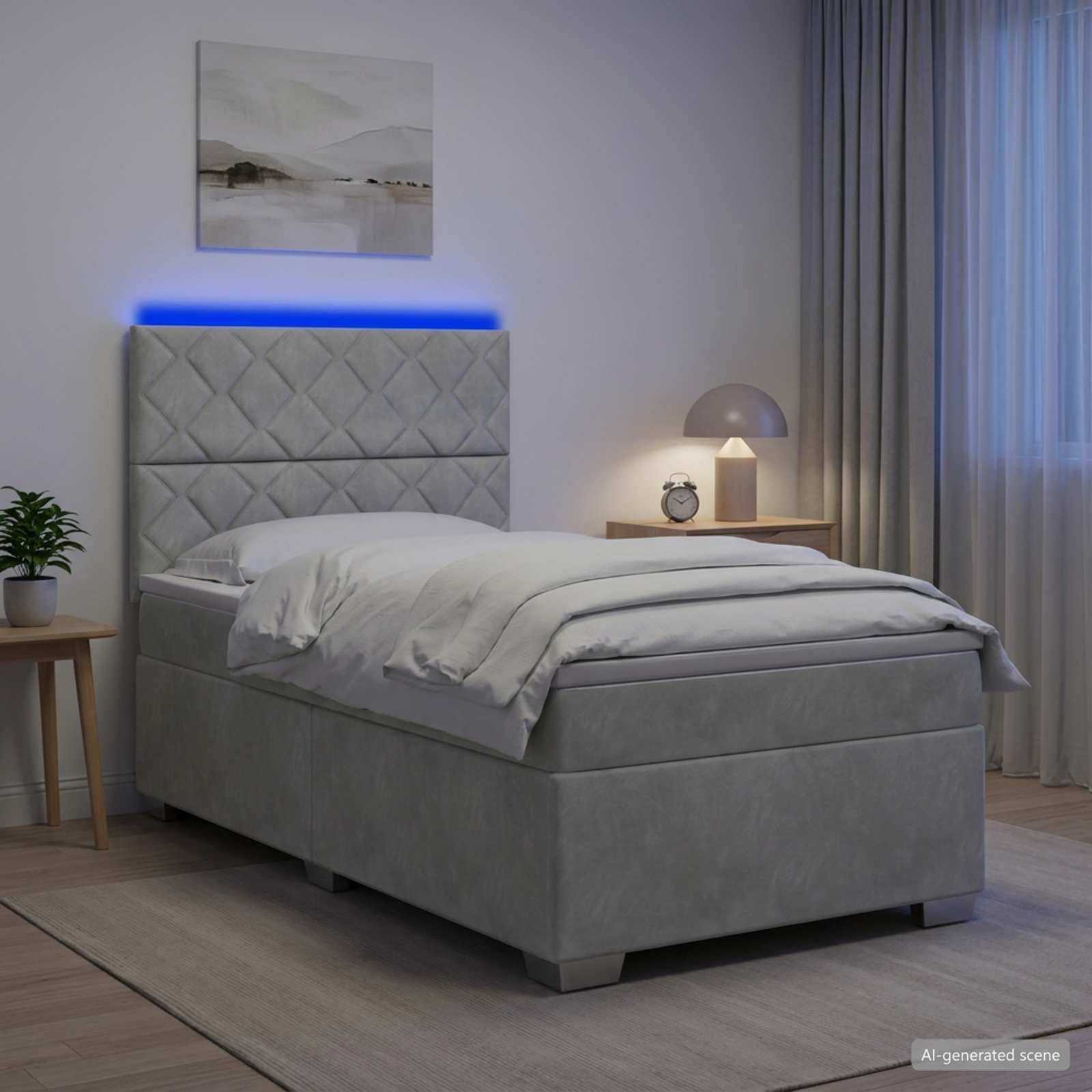 Modernes grau gepolstertes Bett in einem minimalistischen Schlafzimmer, beleuchtet durch eine Nachttischlampe und blaue Kopfleuchten-Akzentbeleuchtung.