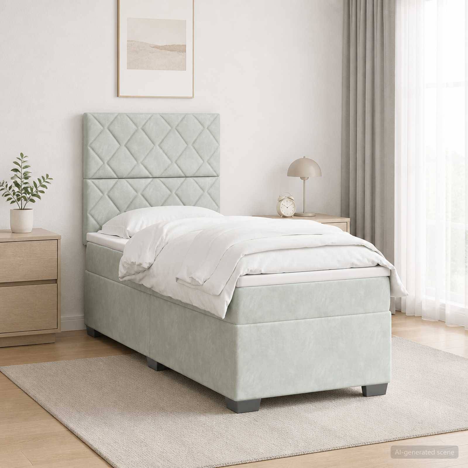 Minimales Schlafzimmer mit einem mintgrünen gepolsterten Einzelbett, weißer Bettwäsche, Nachttisch, Lampe, Pflanze und durchscheinenden Vorhängen.