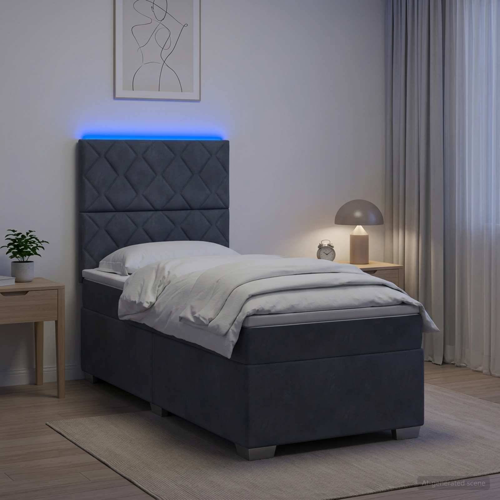 Ein modernes Einzelbett mit hohem gepolstertem Kopfteil und blauem LED-Streifen, ausgestattet mit weißer Bettwäsche in einem minimalistischen Schlafzimmer neben Nachttischen und Lampen.