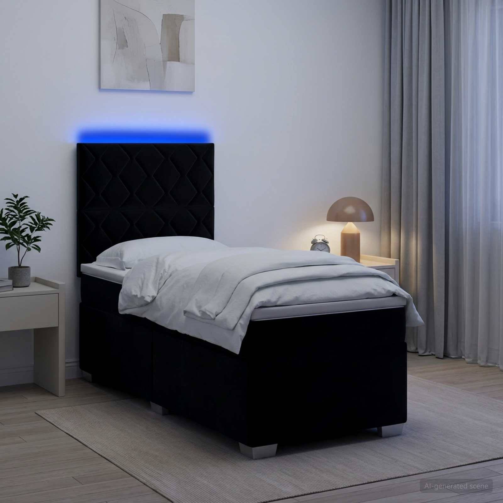Modernes Schlafzimmer mit einem Einzelbett, schwarzem gestepptem Kopfteil mit blauem Glühen, weißer Bettwäsche, Nachttischlampe, Vorhängen und einer kleinen Pflanze auf einem Beistelltisch.