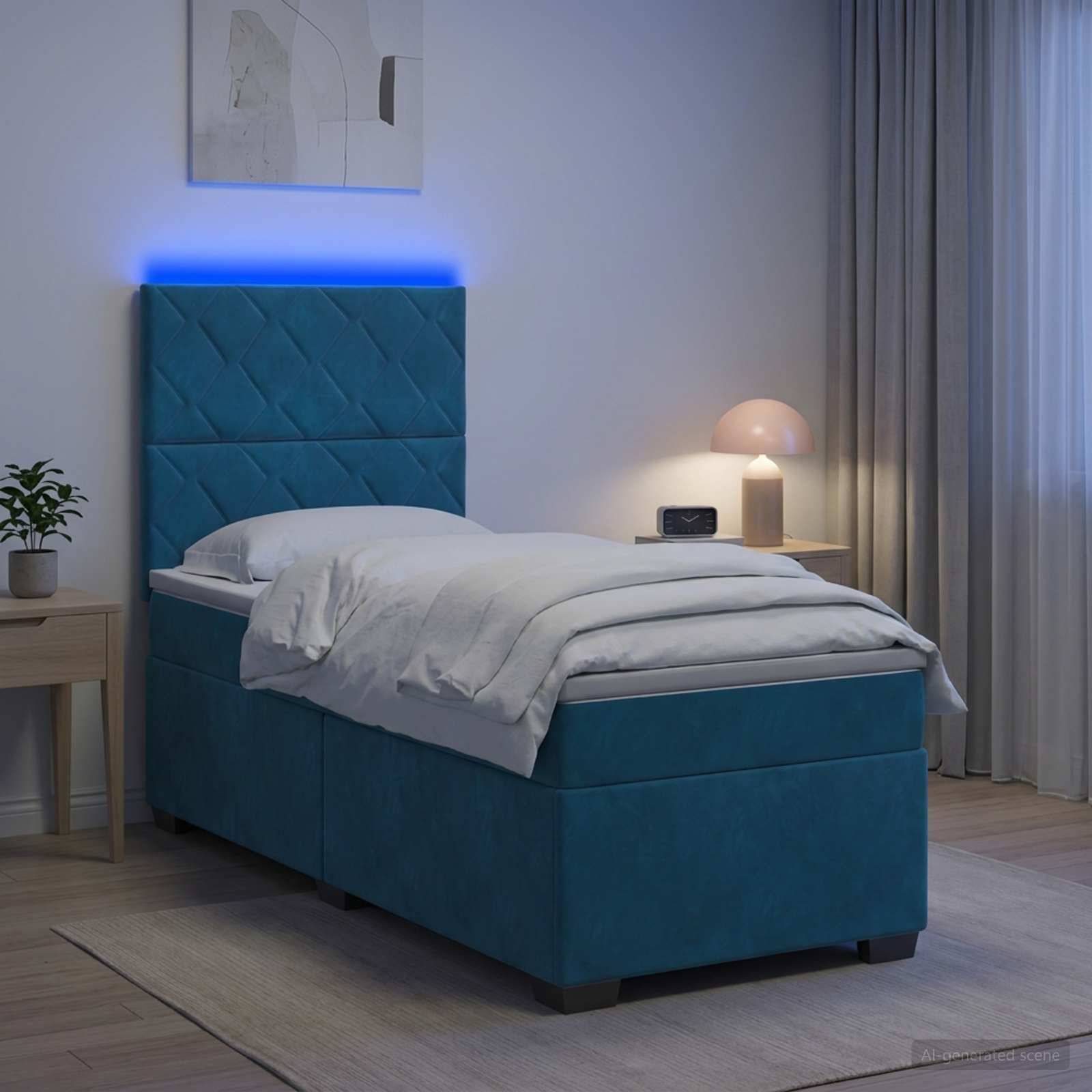 Ein modernes, in Blaugrün gepolstertes Einzelbett mit weißer Bettwäsche, blauer LED-Kopfleuchte und einer Nachttischlampe in einem minimalistischen Schlafzimmer.