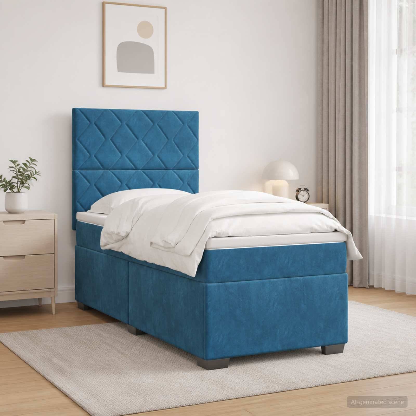 Blaugepolstertes Einzelbett mit gestepptem Kopfteil und weißer Bettwäsche in einem hellen, minimalistischen Schlafzimmer mit Nachttisch, Lampe, Pflanze und Vorhängen.