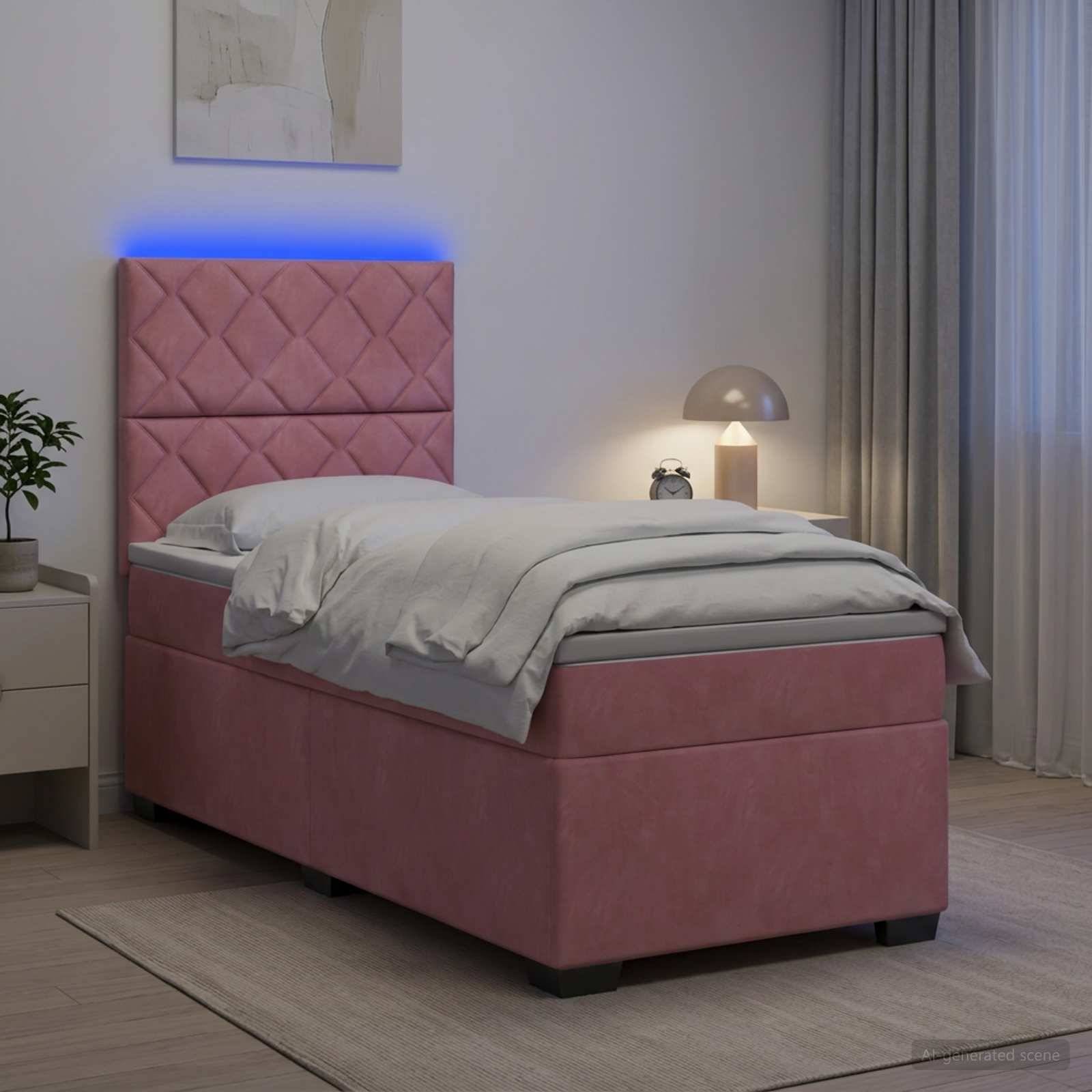Rosa gepolstertes Einzelbett in einem sanft beleuchteten Schlafzimmer mit grauer Bettwäsche, Nachttischlampe, Vorhang und Pflanze.