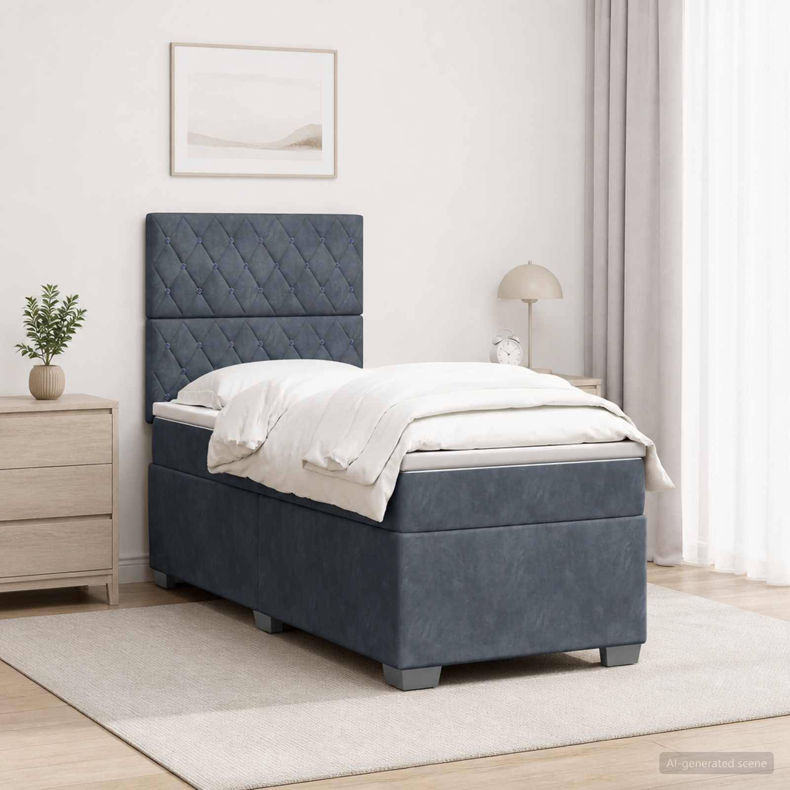Blaugepolstertes Einzelbett mit gestepptem Kopfteil, weiße Bettwäsche, neben einem Nachttisch und einer Lampe in einem minimalistischen Schlafzimmer.
