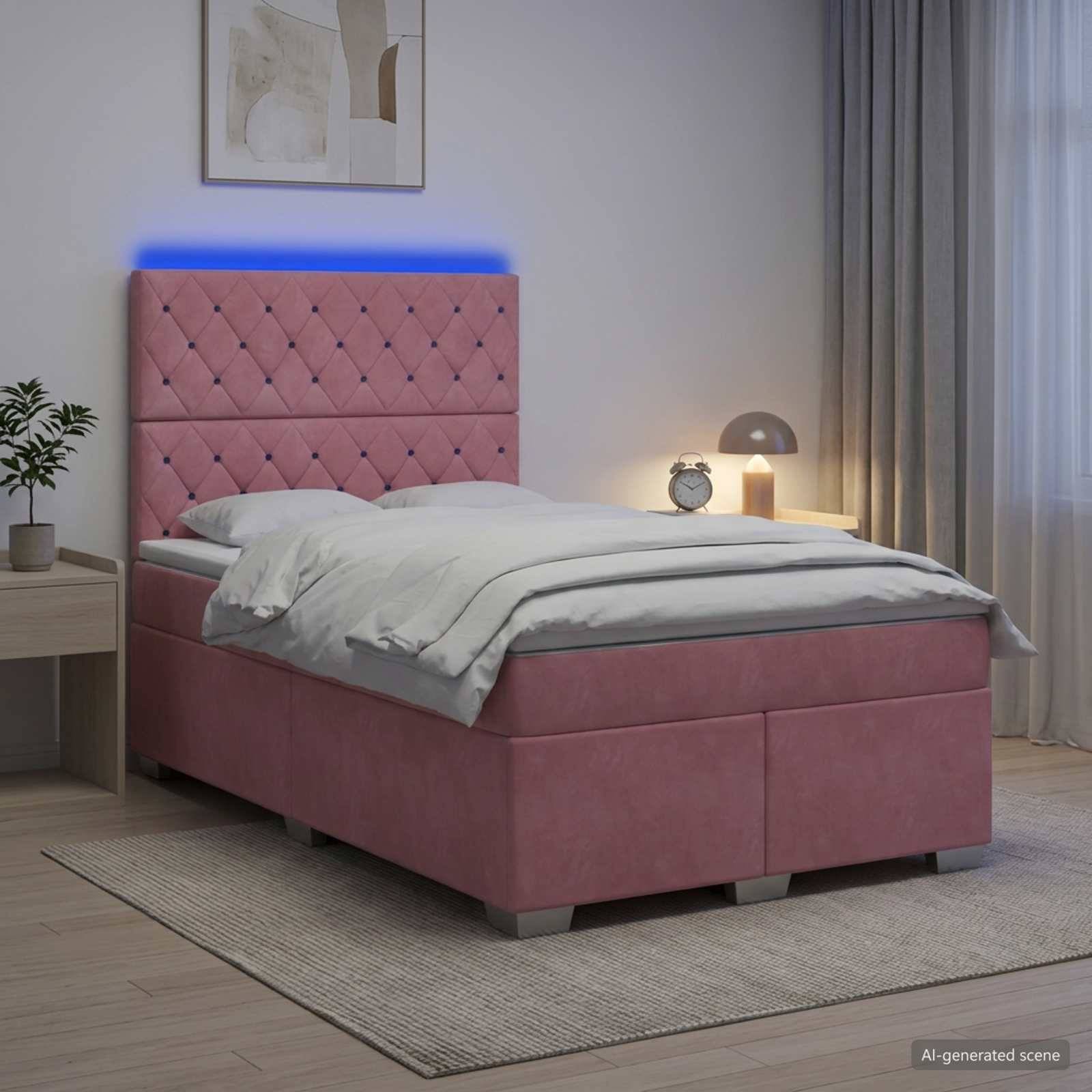 Rosiges Polsterbett in einem Schlafzimmer mit weißer Bettwäsche, Nachttischen, Lampe, Uhr, Vorhängen und gerahmter Wandkunst.