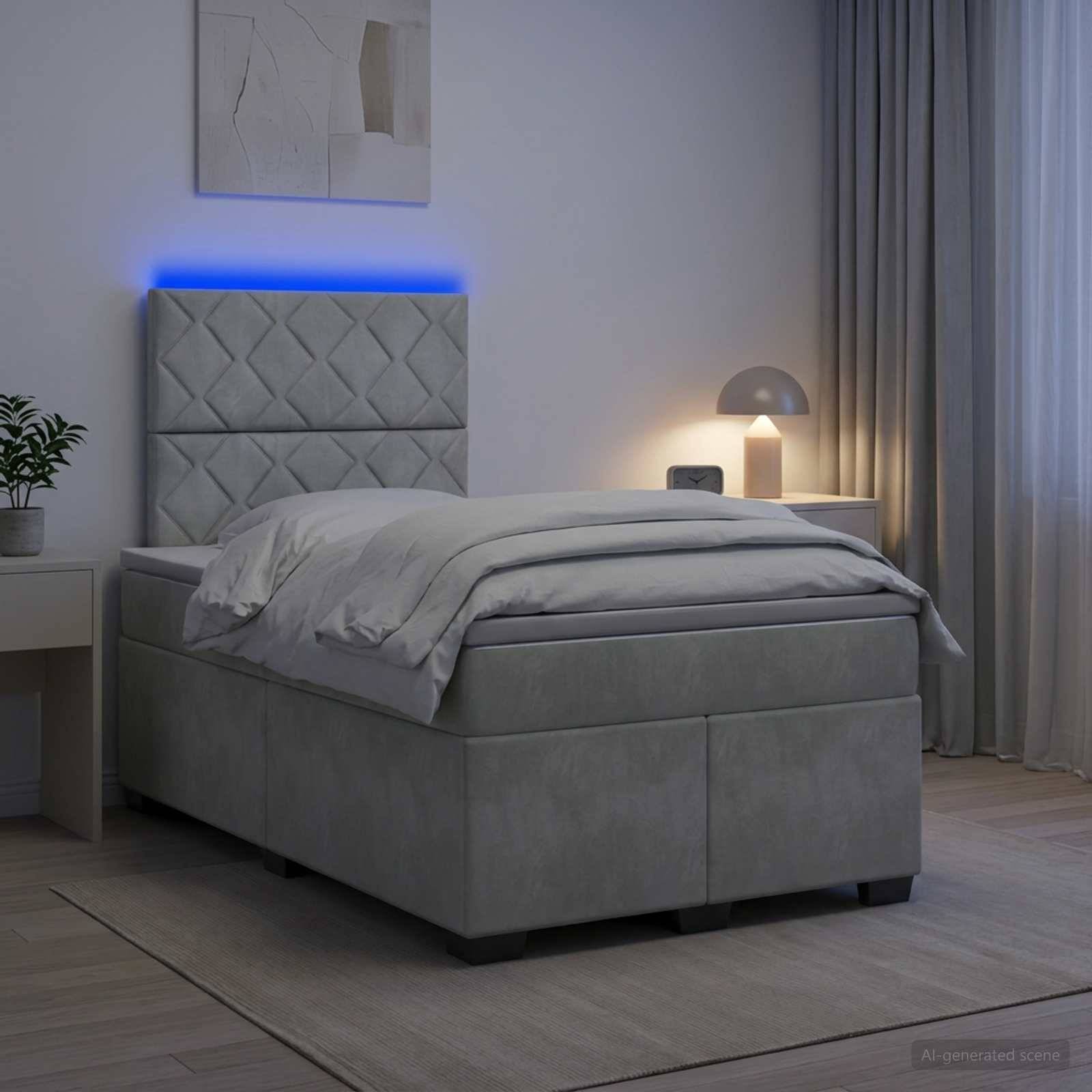 Modernes grau gepolstertes Bett mit blauer LED-Kopfleuchte in einem sanft beleuchteten Schlafzimmer, mit Nachttischlampe und Vorhängen.