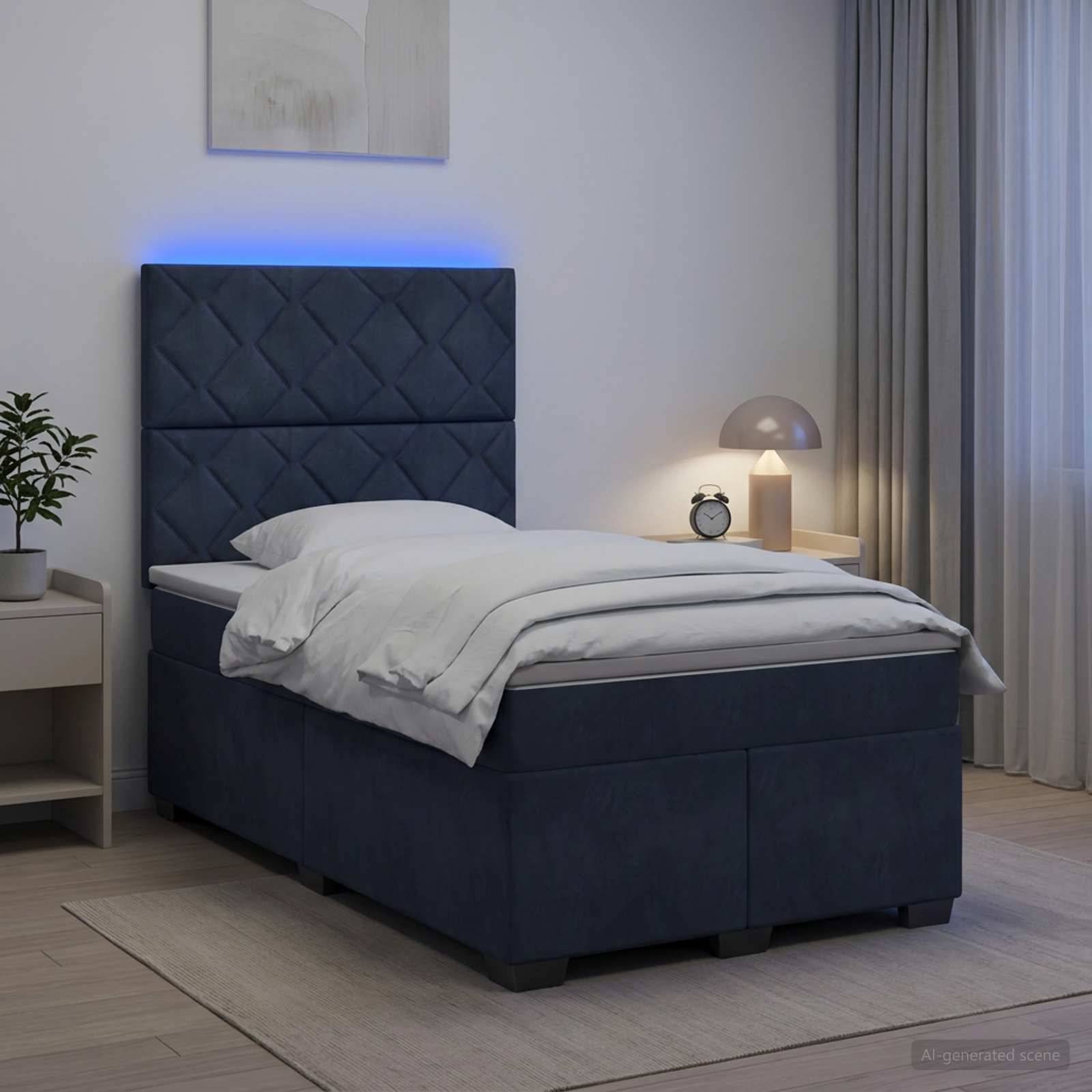 Modernes Schlafzimmer mit einem marineblau gepolsterten Bett, weißer Bettwäsche, Nachttisch, Lampe und Vorhängen in weichem Licht.