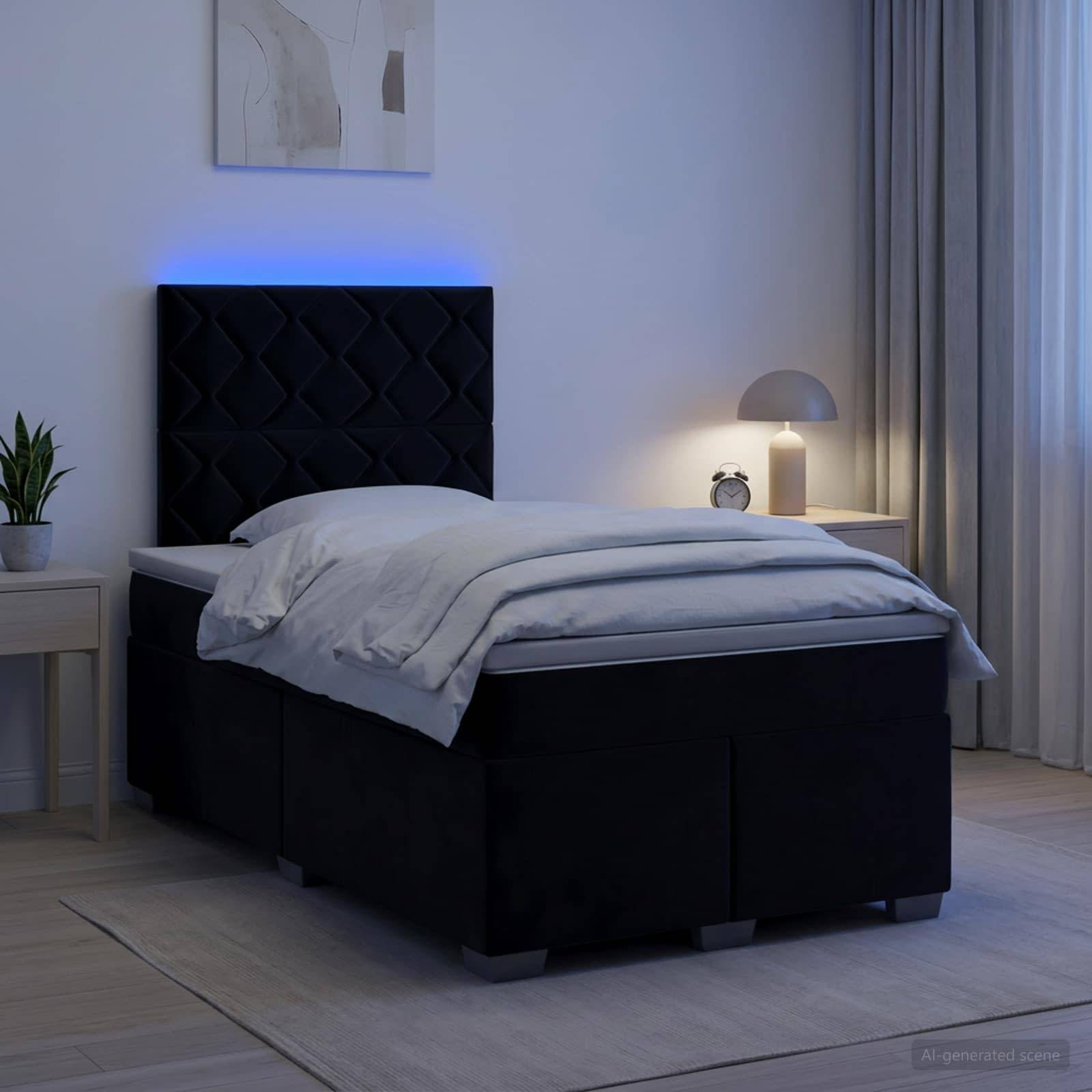 Modernes Schlafzimmer mit einem schwarz gepolsterten Bett, weißer Bettwäsche, Nachttischlampe, Uhr, Pflanze und Vorhängen in einem sanft beleuchteten Raum.