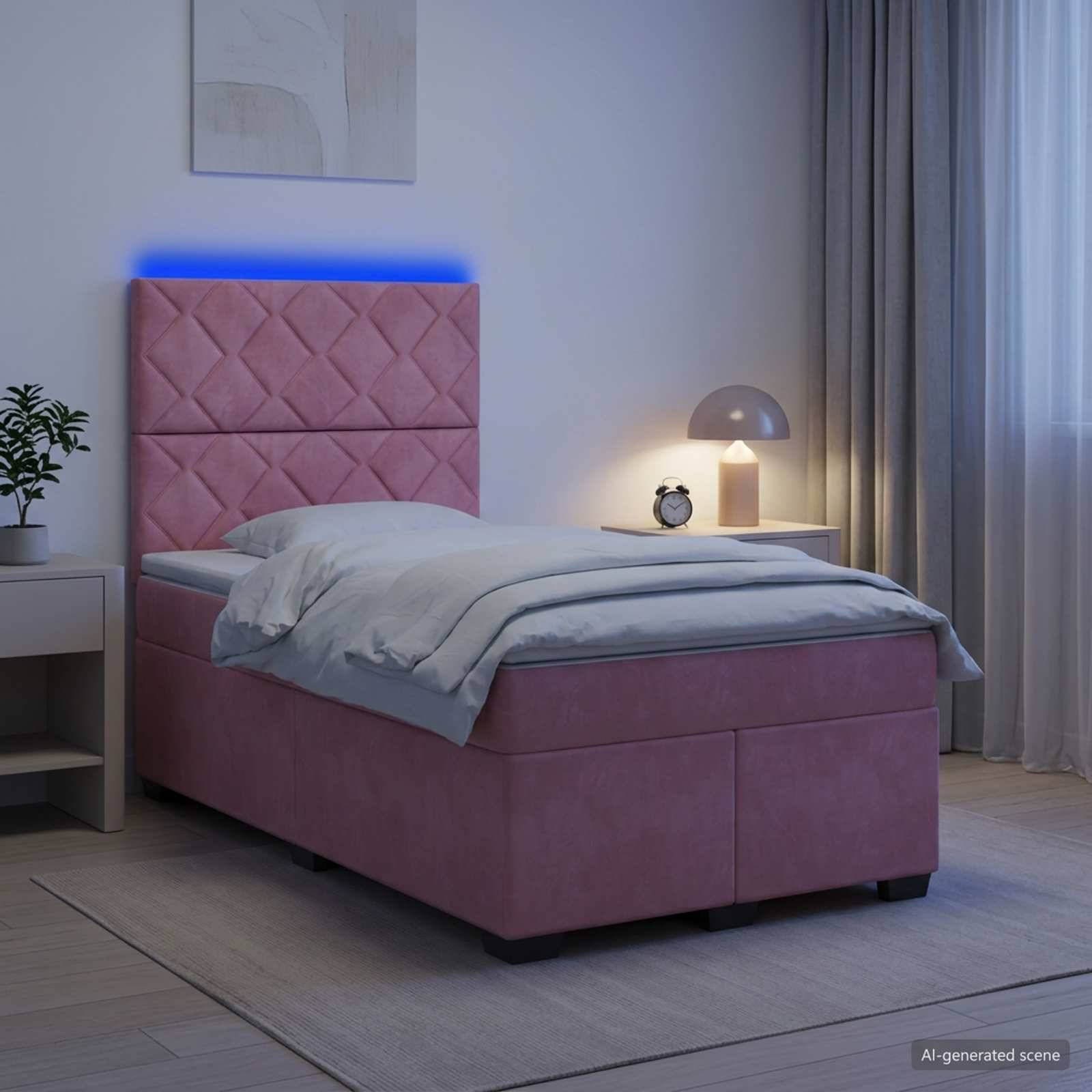 Rosafarbenes, gepolstertes Bett mit rautengestepptem Kopfteil und blauer LED-Hintergrundbeleuchtung in einem modernen Schlafzimmer, mit weißer Bettwäsche, Nachttischlampe, Uhr und transparenten Vorhängen.