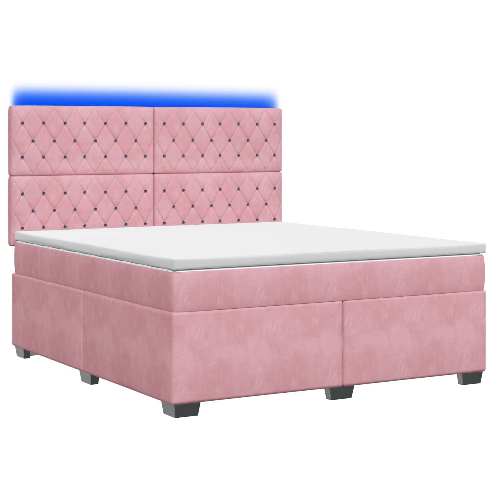 Rosa gepolstertes Bett mit einer gesteppten, diamantförmigen Kopfteilen und einer weißen Matratze auf einem Boxspringrahmen, vor weißem Hintergrund dargestellt.
