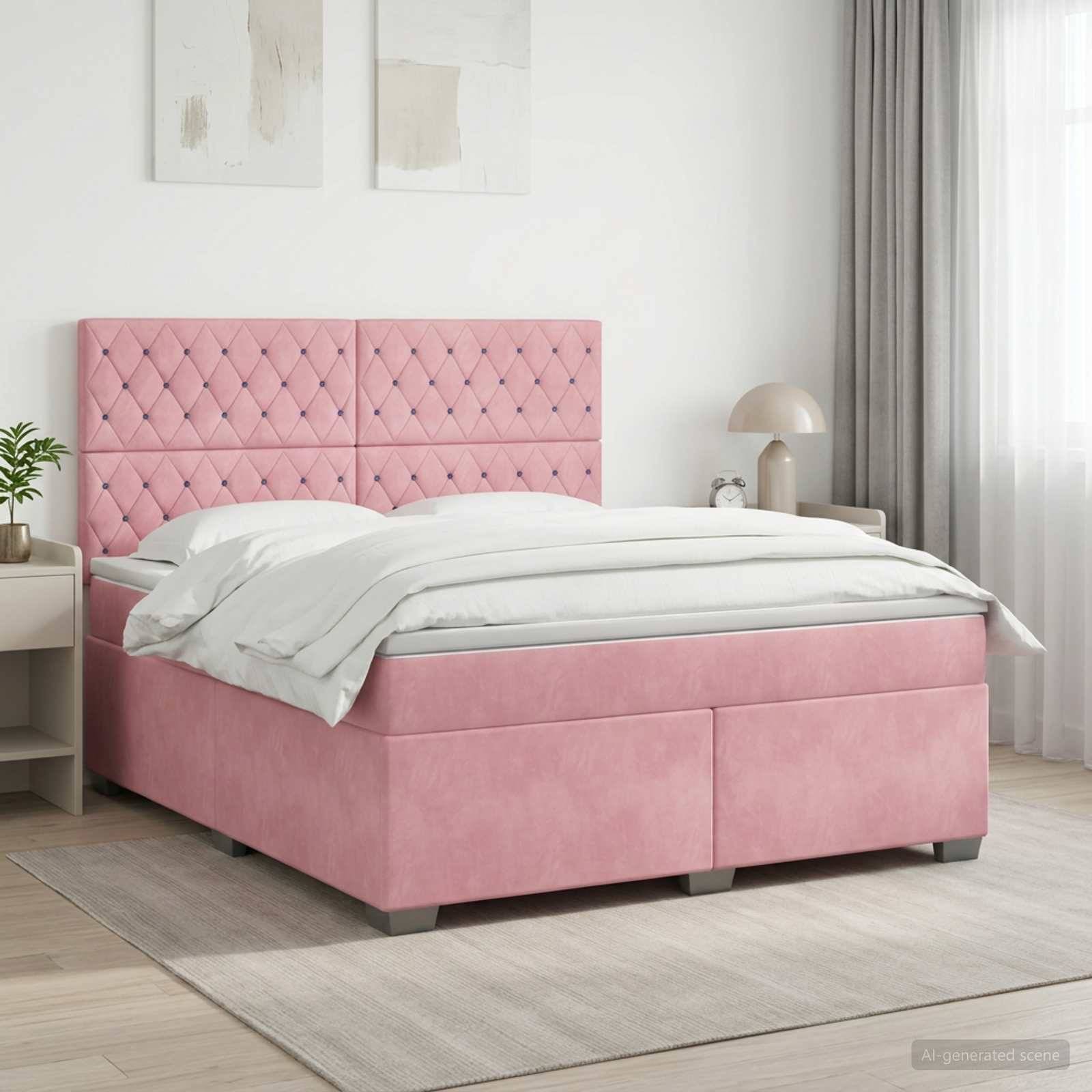 Rosa gepolstertes Bett mit gestepptem Kopfteil in einem hellen, minimalistischen Schlafzimmer, ausgestattet mit weißer Bettwäsche neben einem kleinen Nachttisch und einer Lampe.