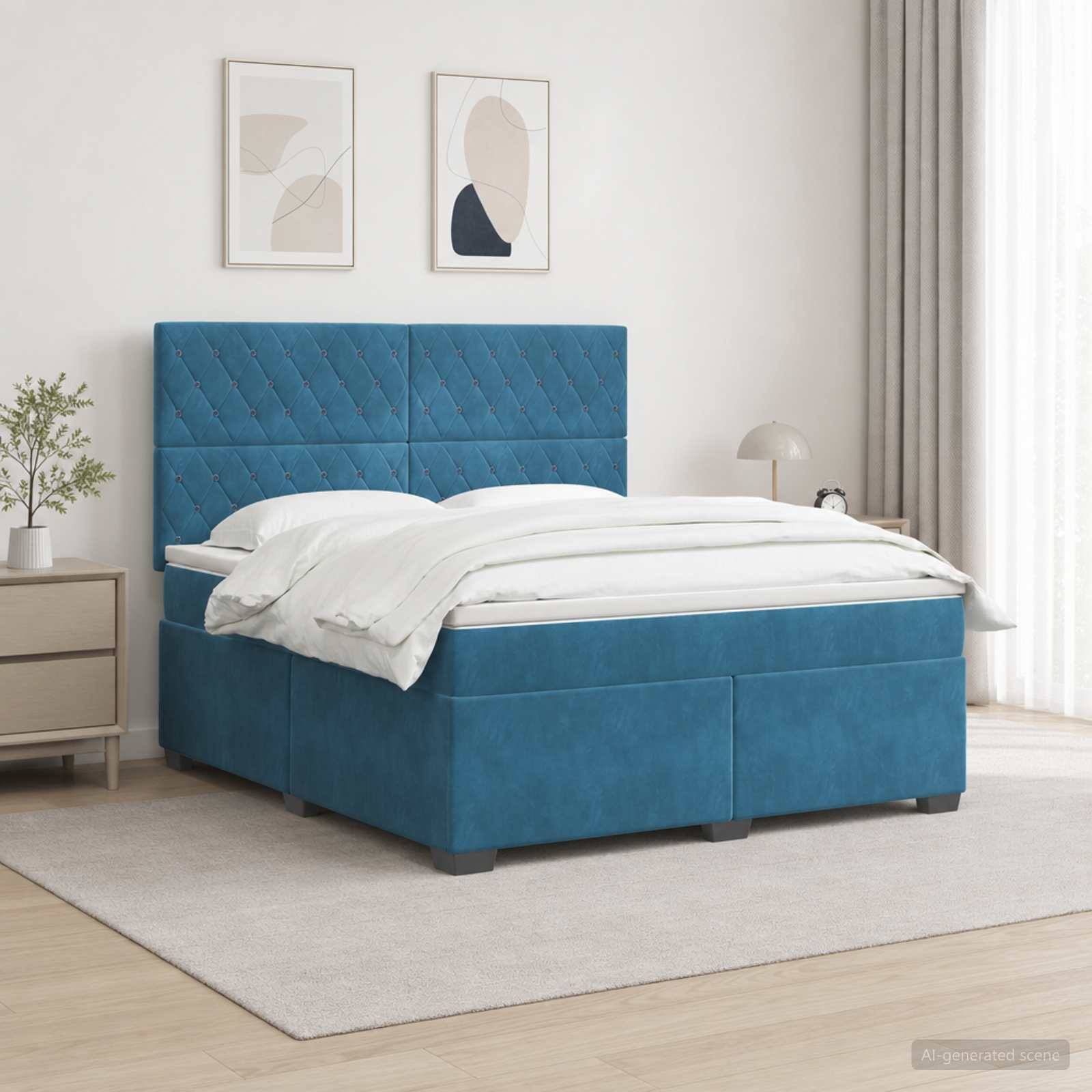 Bett mit blauem Polsterstoff und gestepptem Kopfteil in einem hellen, minimalistischen Schlafzimmer mit weißer Bettwäsche, Nachttisch, Lampe und Wandkunst.