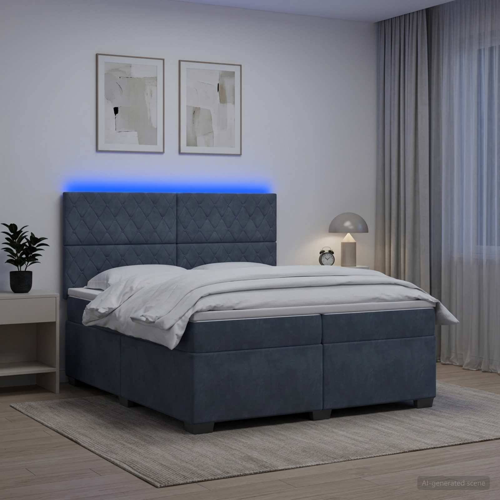 Modernes Schlafzimmer mit einem dunkel gepolsterten Bett, blau beleuchteter LED-Kopfende, weißer Bettwäsche, Nachttischlampe, gerahmter Kunst, Vorhängen und Teppich.