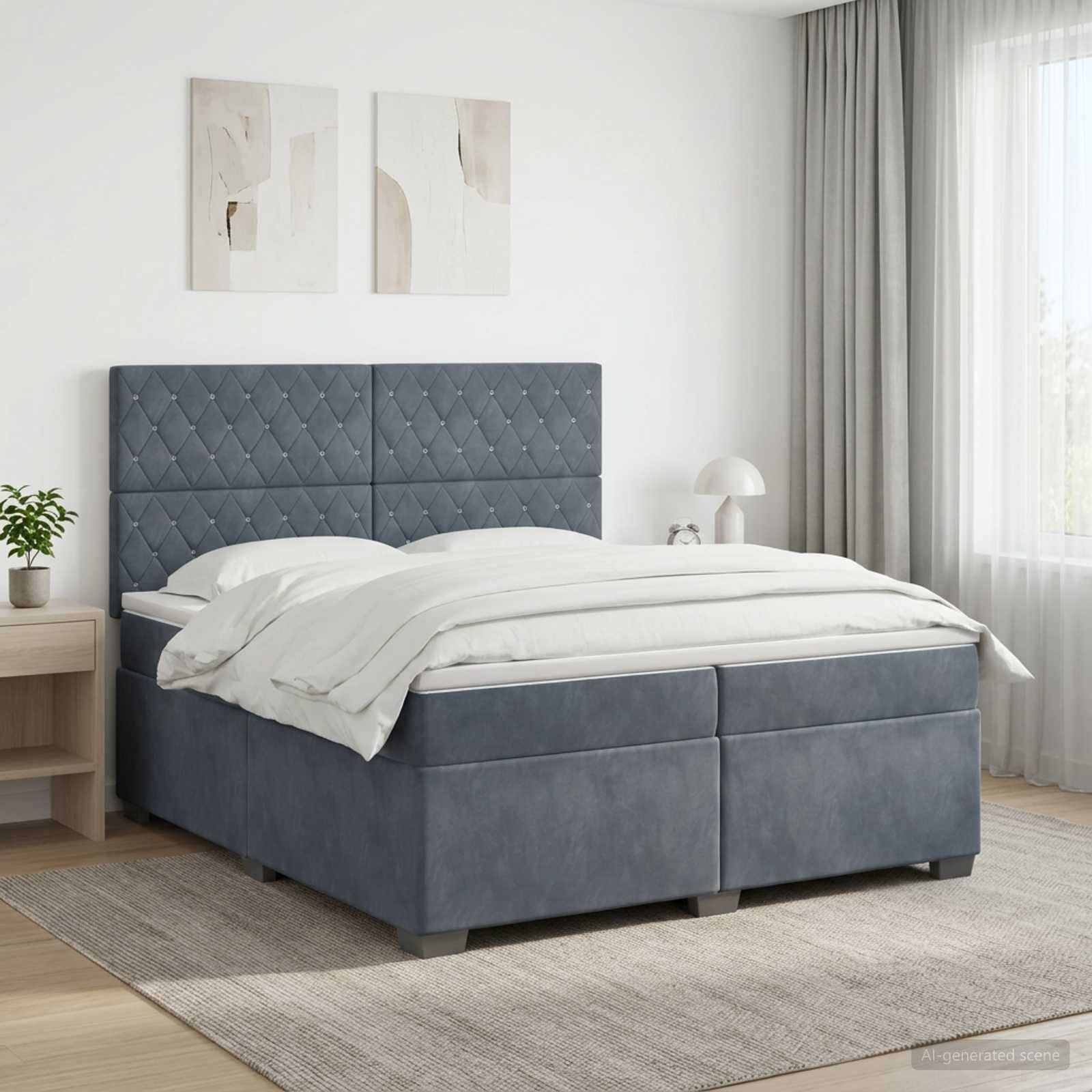 Modernes Schlafzimmer mit grauem Polsterbett und gepolstertem Kopfteil, weißer Bettwäsche, Nachttisch, Wandkunst und transparenten Vorhängen in einem hellen Raum.
