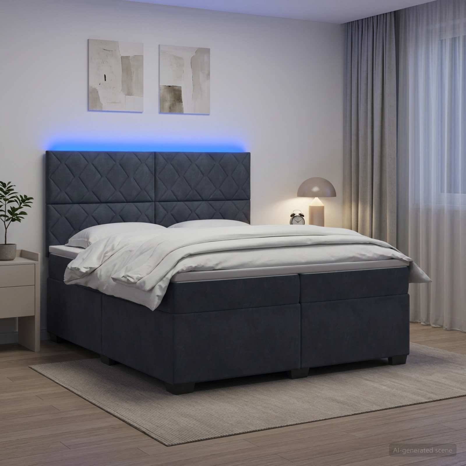 Modernes Schlafzimmer mit einem dunkel gepolsterten Bett, weißer Bettwäsche, blauer LED-Kopfleuchten-Beleuchtung, Nachttischlampe und transparenten Vorhängen.