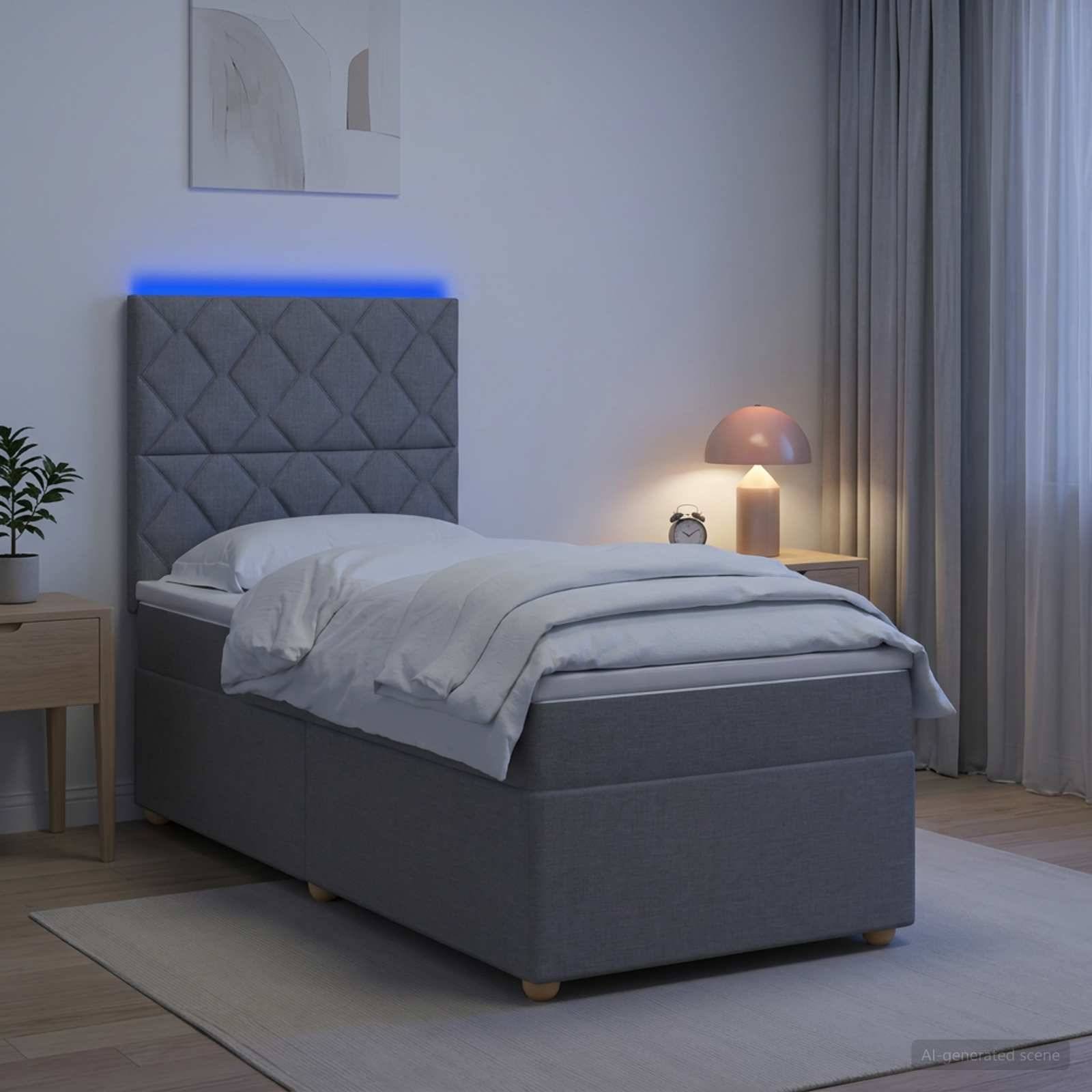 Modernes graugepolstertes Bett in einem sanft beleuchteten Schlafzimmer, mit blauem LED-Kopfleuchten-Glanz, weißer Bettwäsche, Nachttischlampe und Vorhängen.