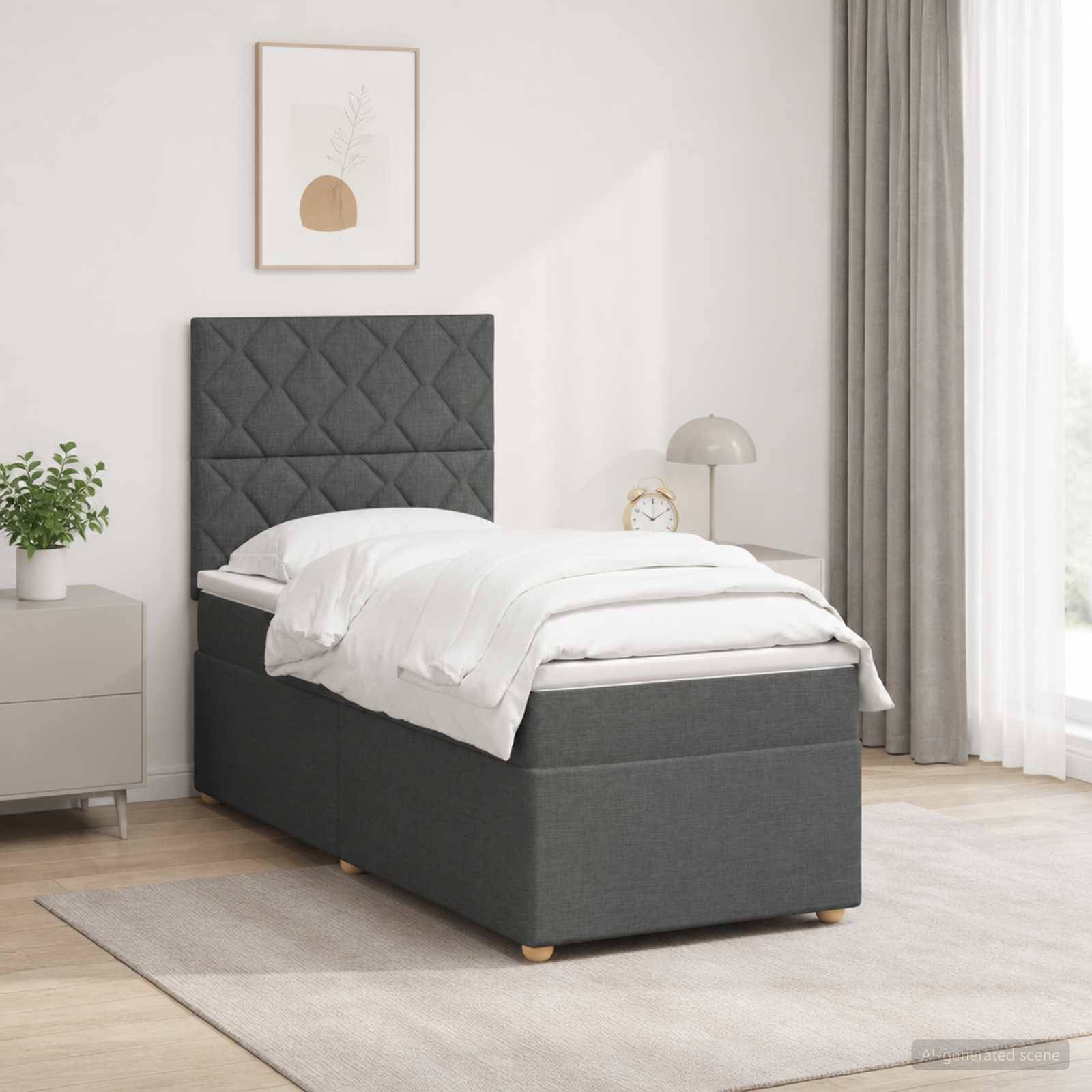 Ein ordentlich gemachtes Einzelbett mit dunklem gepolstertem Kopfteil in einem minimalistischen Schlafzimmer, neben einem kleinen Nachttisch und einer Lampe.