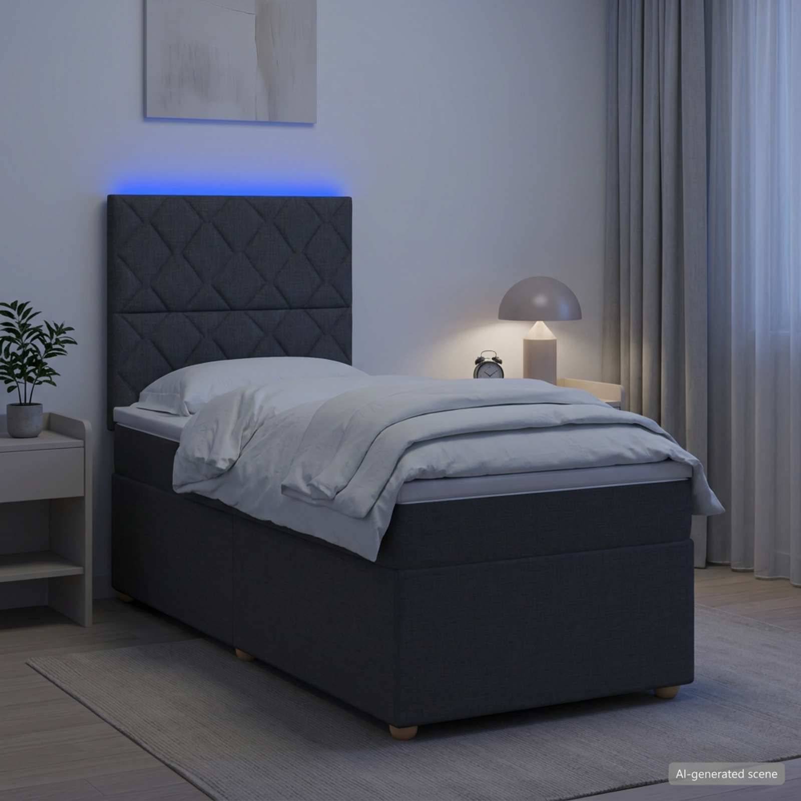 Modernes Schlafzimmer mit einem dunkel gepolsterten Bett, weißer Bettwäsche, Nachttischlampe und sanfter blauer Kopfleuchtenbeleuchtung.