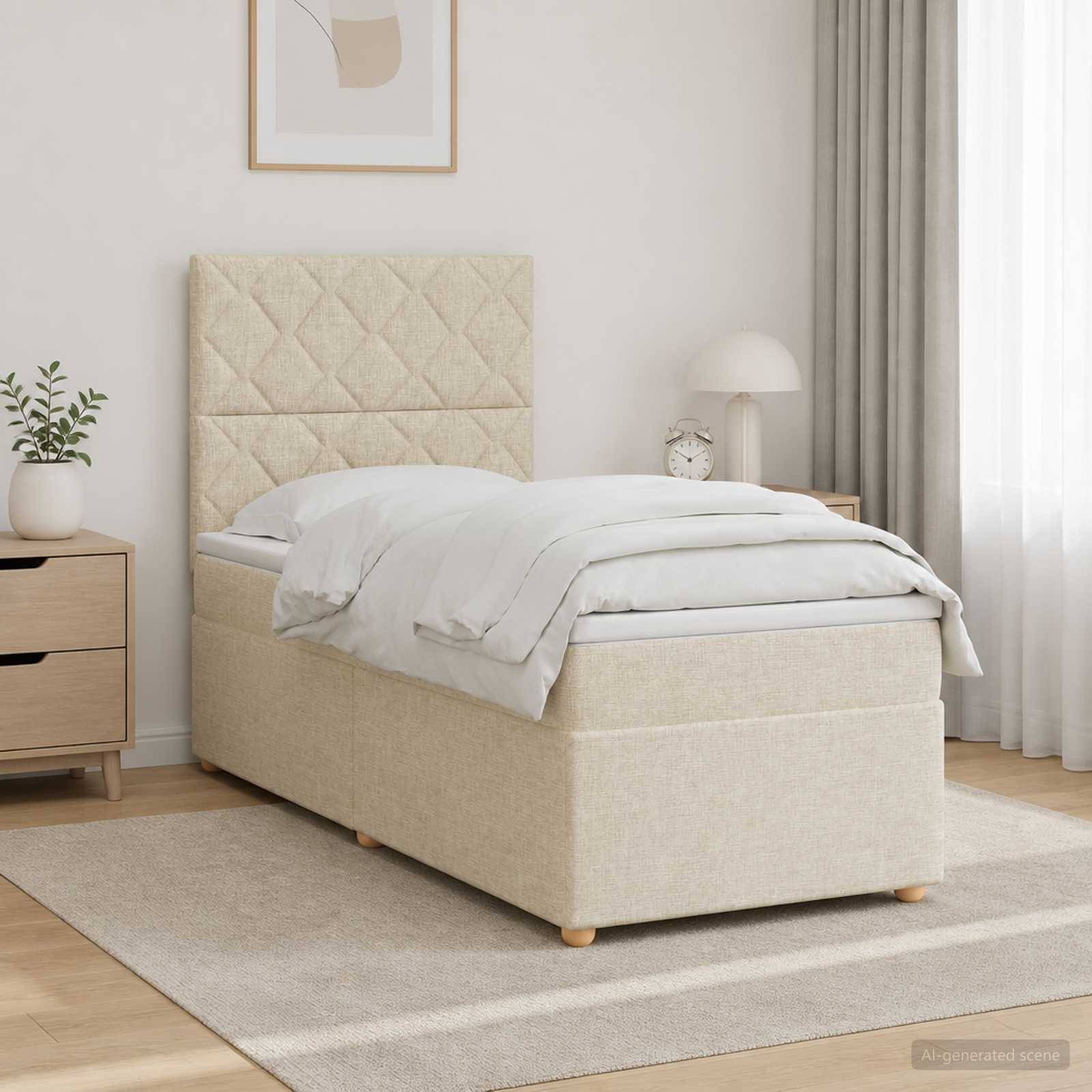 Beige gepolstertes Einzelbett mit gestepptem Kopfteil, weiße Bettwäsche, Nachttisch, Lampe und durchsichtige Vorhänge in einem hellen minimalistischen Schlafzimmer.