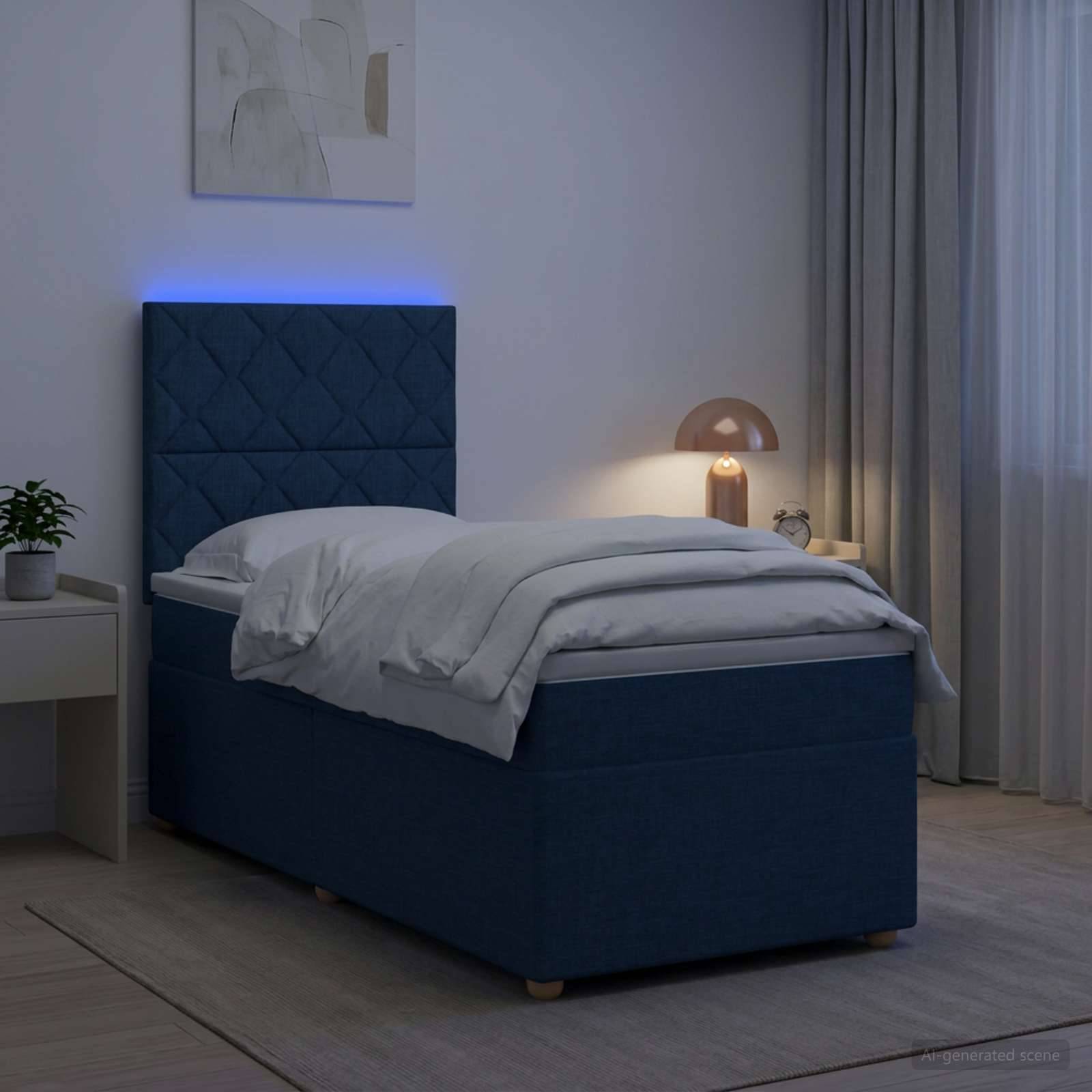 Blaues, gepolstertes Einzelbett mit weißer Bettwäsche in einem modernen Schlafzimmer mit beleuchtetem Kopfteil, Nachttischlampe, Vorhang und Teppich.