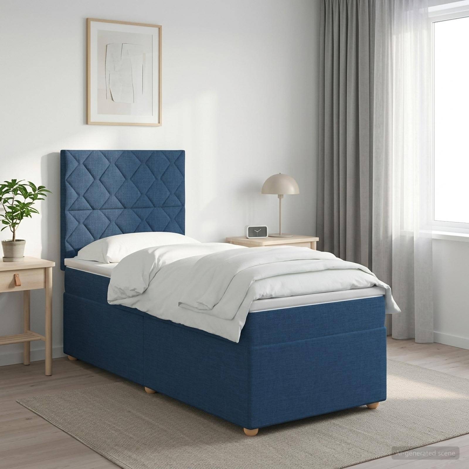 Blaues Polsterbett mit gestepptem Kopfteil in einem hellen, minimalistischen Schlafzimmer neben einem Fenster, Nachttische, Lampe und Pflanze.