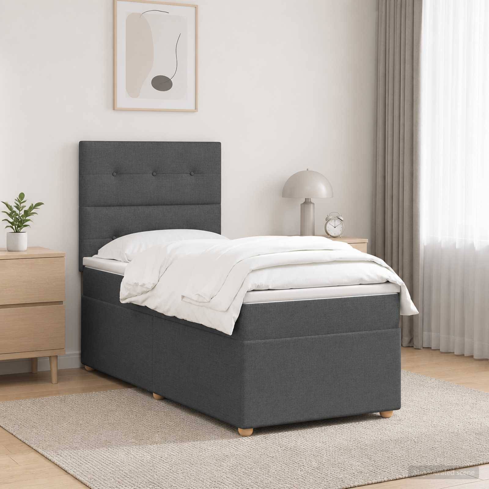 Ein ordentlich gemachtes Einzelbett mit dunkel gepolstertem Kopfteil und Sockel in einem hellen, minimalistischen Schlafzimmer, neben einem Nachttisch, einer Lampe und Fenstervorhängen.
