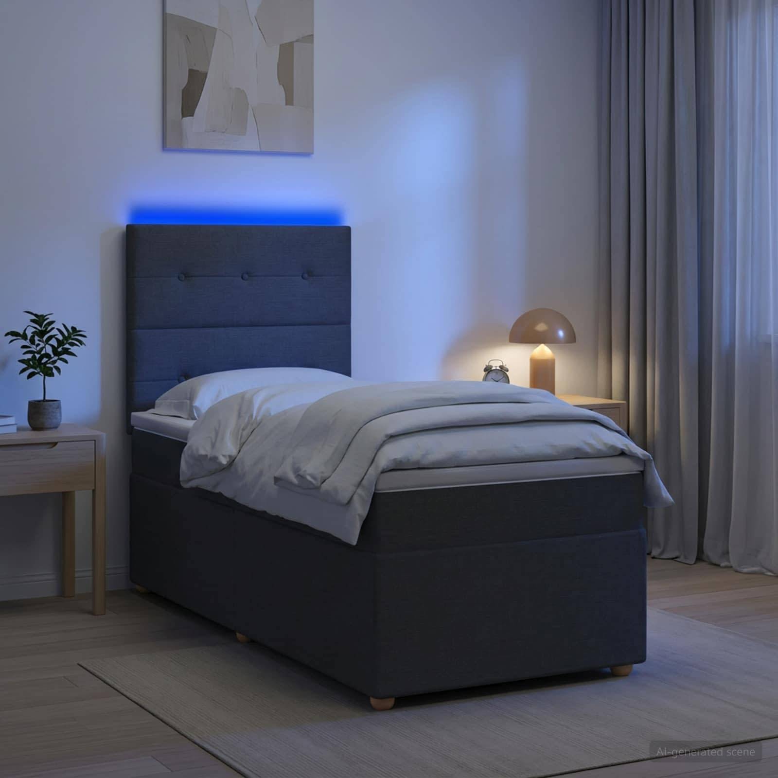 Modernes Schlafzimmer mit einem einzelnen gepolsterten Bett, weißer Bettwäsche, blauer Kopfleuchte, Nachttischlampe, kleinem Tisch, Pflanze und Vorhängen.