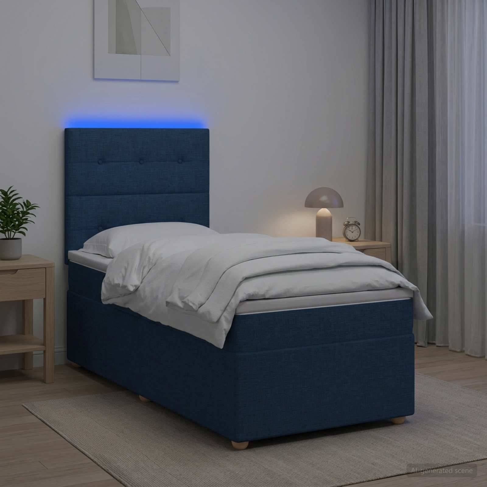 Blaues gepolstertes Einzelbett mit weißer Bettwäsche in einem modernen Schlafzimmer, ausgestattet mit leuchtender blauer Kopfleuchte, Nachttischen, Lampe, Pflanze und Vorhängen.