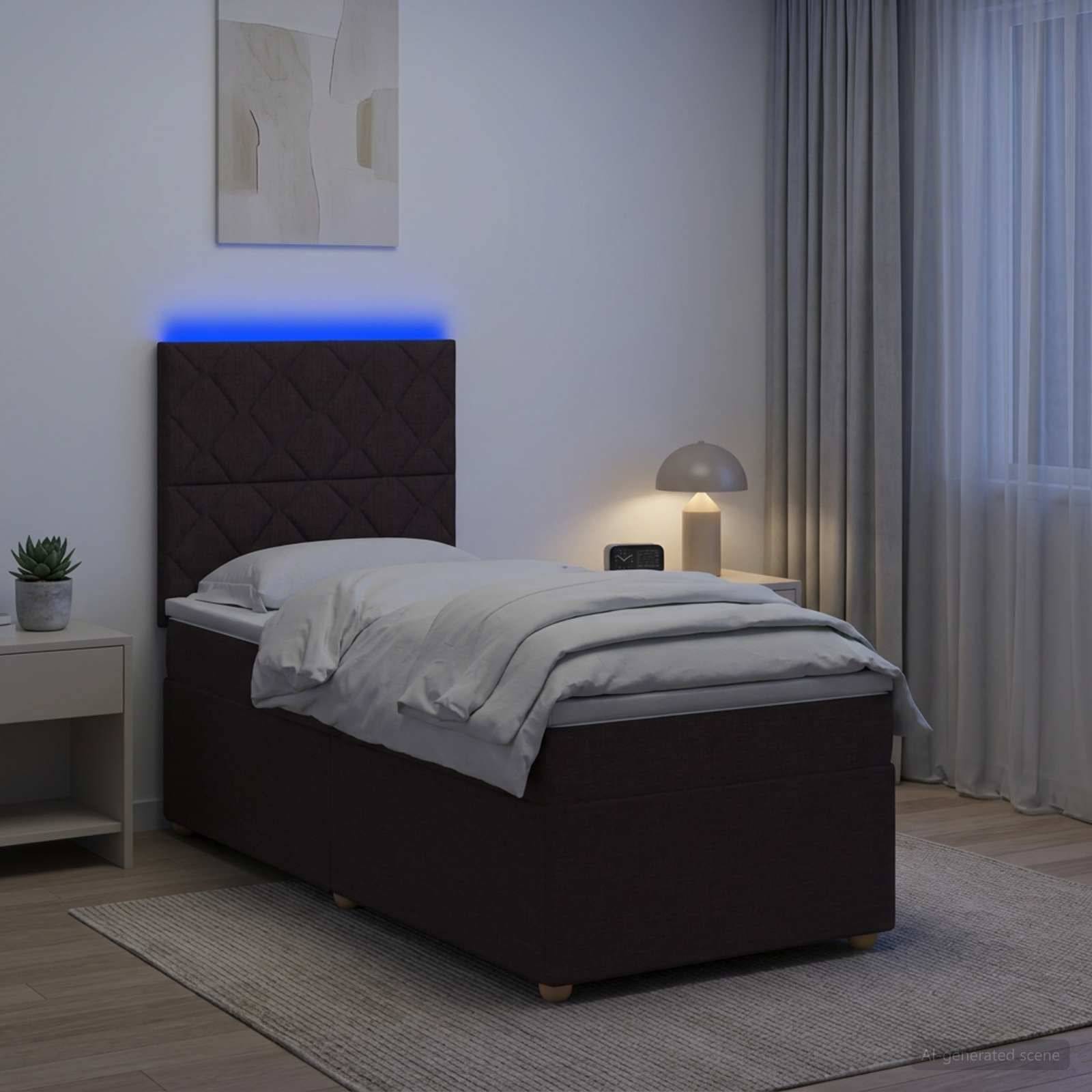 Ein modernes Schlafzimmer mit einem ordentlich gemachten Bett, blauer LED-Kopfleuchtleiste, Nachttischlampe, Fenster mit Vorhängen und einer kleinen Pflanze auf einem Beistelltisch.
