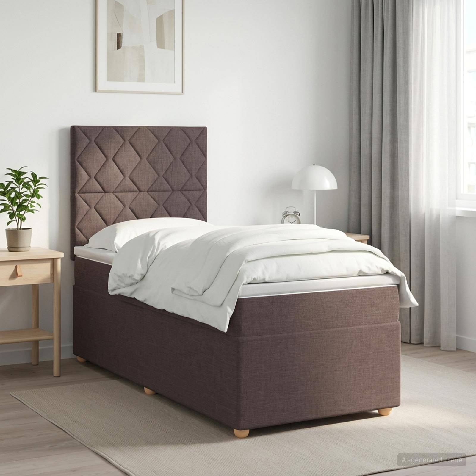 Modernes Schlafzimmer mit einem Einzelbett, das ein gestepptes gepolstertes Kopf- und Fußteil hat, weißer Bettwäsche, Nachttischen, Lampe, Pflanze und großem Fenster mit Vorhängen.