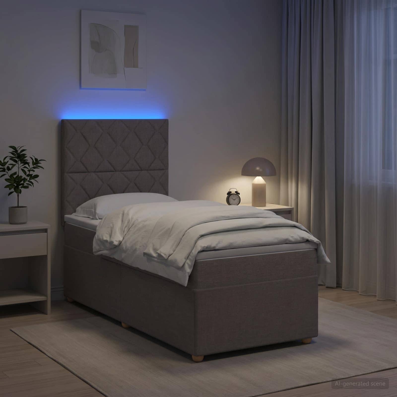 Modernes Schlafzimmer mit einem gepolsterten Einzelbett, weißer Bettwäsche, blauem hinterleuchtetem Kopfteil, Nachttischlampen, Vorhang und Pflanze