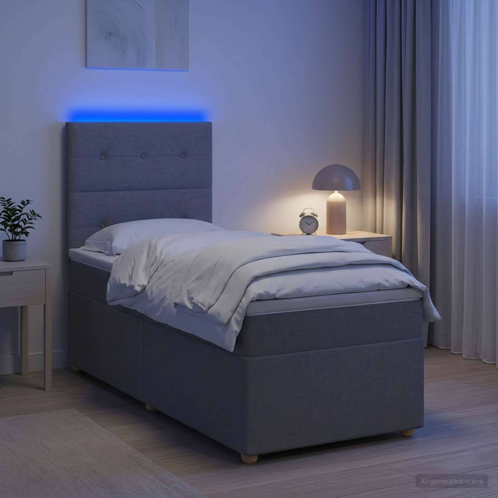 Modernes Schlafzimmer mit einem grau gepolsterten Bett, beleuchtet durch blaue LED-Leuchten am Kopfende, flankiert von einem Pflanzenbeistelltisch und einer Nachttischlampe mit Wecker.