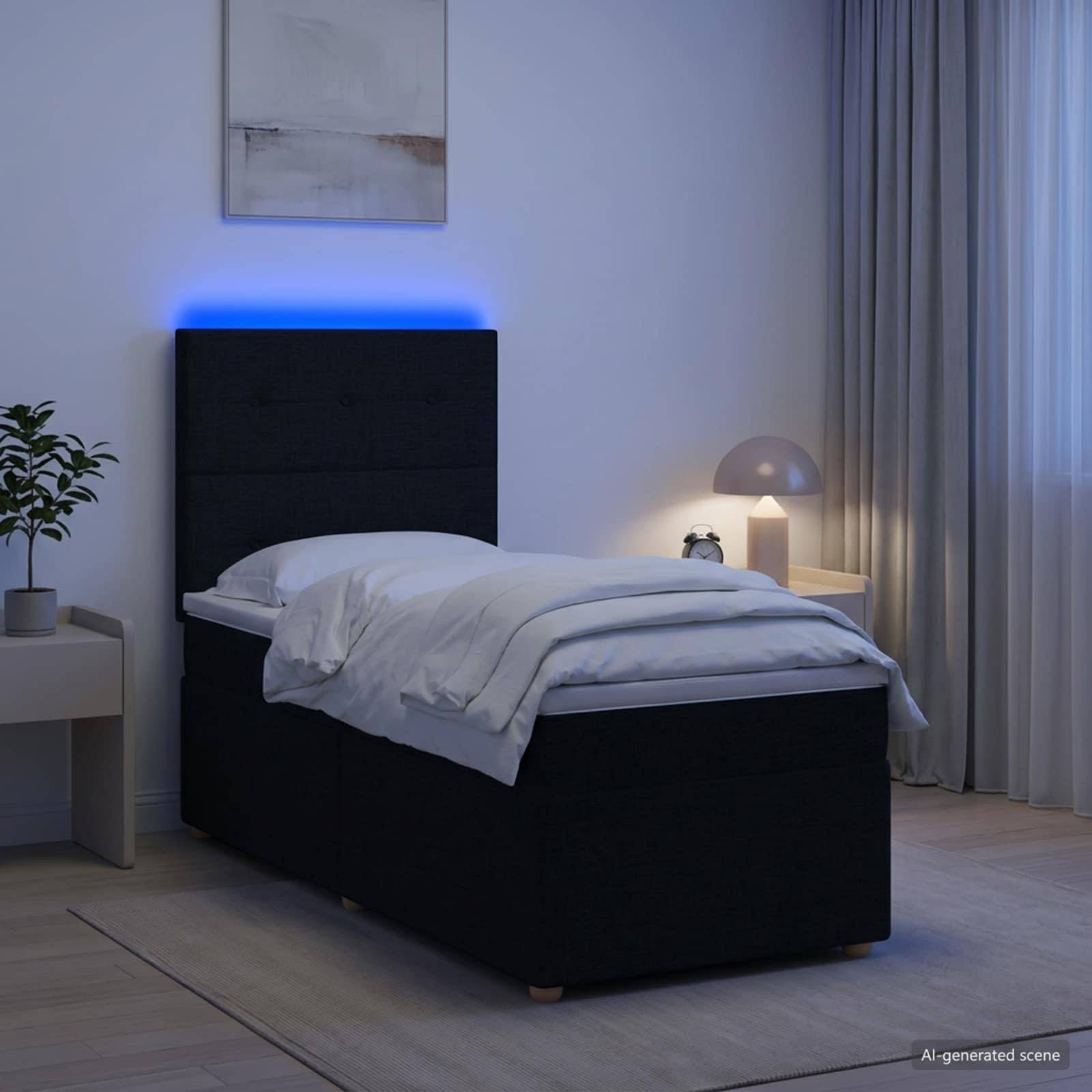 Minimales Schlafzimmer mit einem einzelnen schwarzen Bett, weißer Bettwäsche, blauer Hintergrundbeleuchtung am Kopfteil und kleinen Nachttischen neben Vorhängen und einem Fenster.