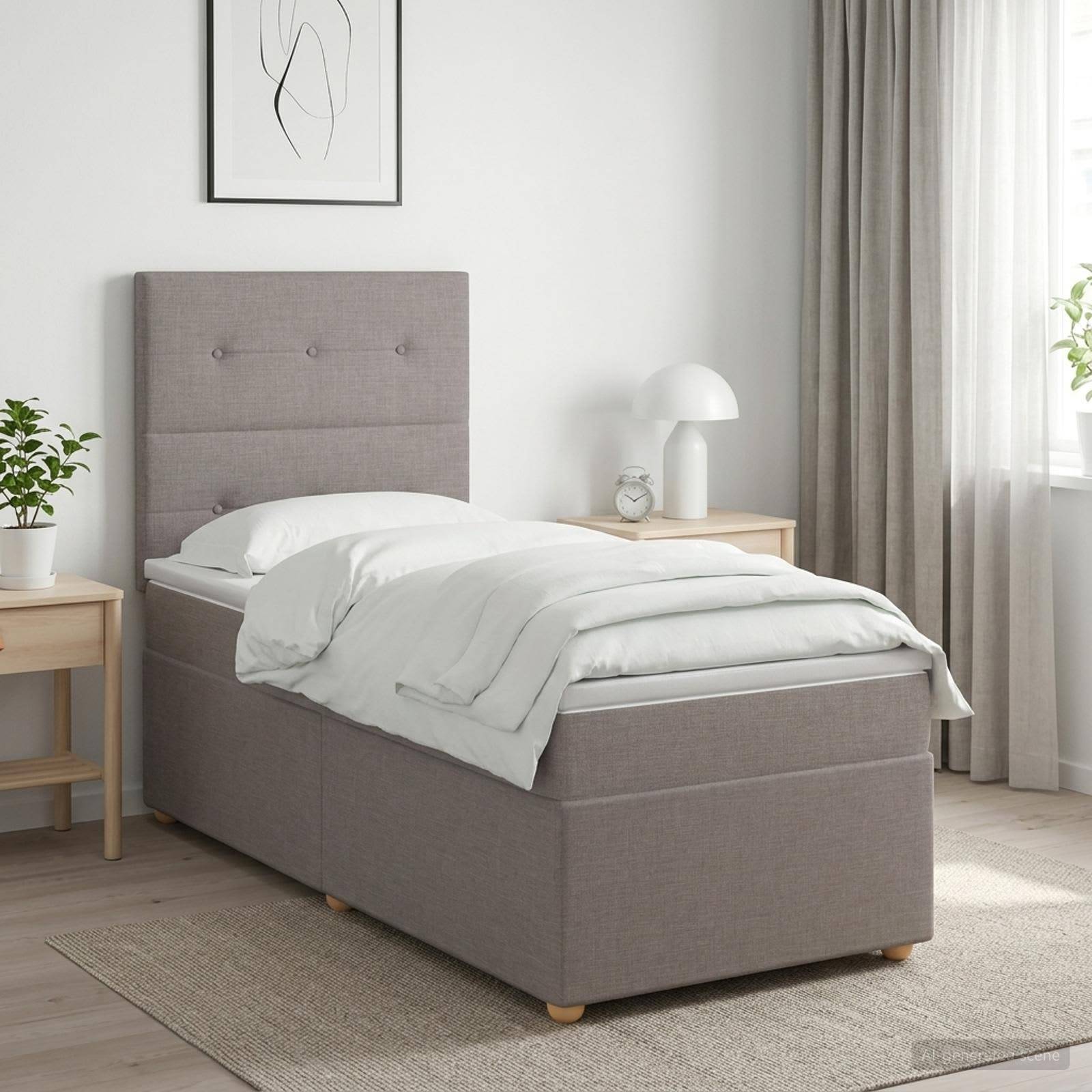 Modernes, ordentliches Schlafzimmer mit einem einzelnen gepolsterten Bett in Weiß bezogen, flankiert von kleinen Holztischen, einer Lampe und Vorhängen am Fenster.