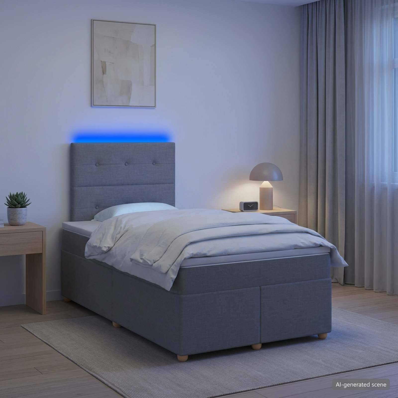 Modernes Schlafzimmer mit einem grau gepolsterten Bett, blauem LED-Glimmer hinter dem Kopfteil, Nachttischen, Lampe, Pflanze und raumhohen Vorhängen.