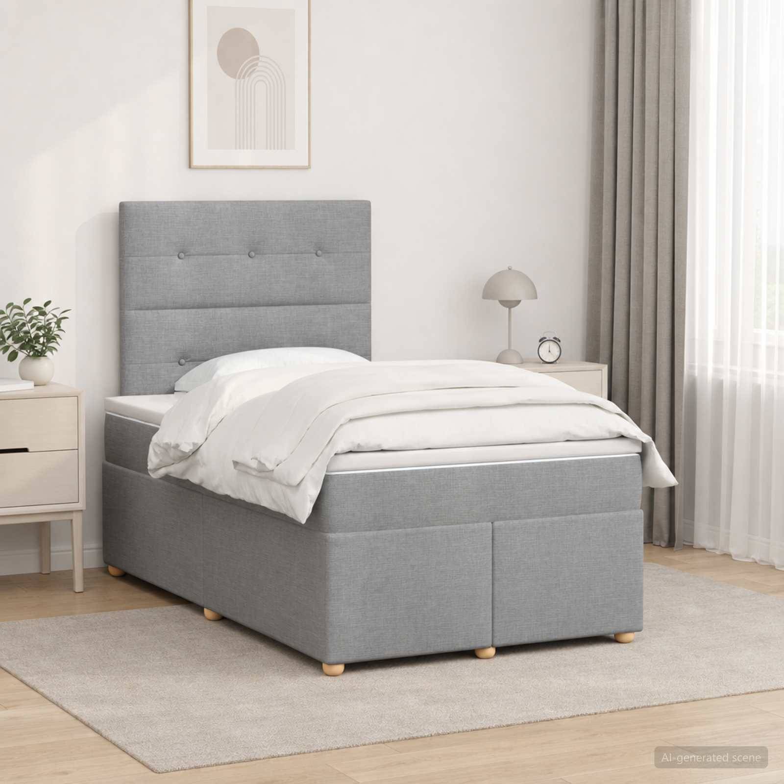 Grau gepolstertes Einzelbett mit weißer Bettwäsche in einem hellen minimalistische Schlafzimmer, neben einem Nachttisch, einer Lampe und Fenstergardinen.